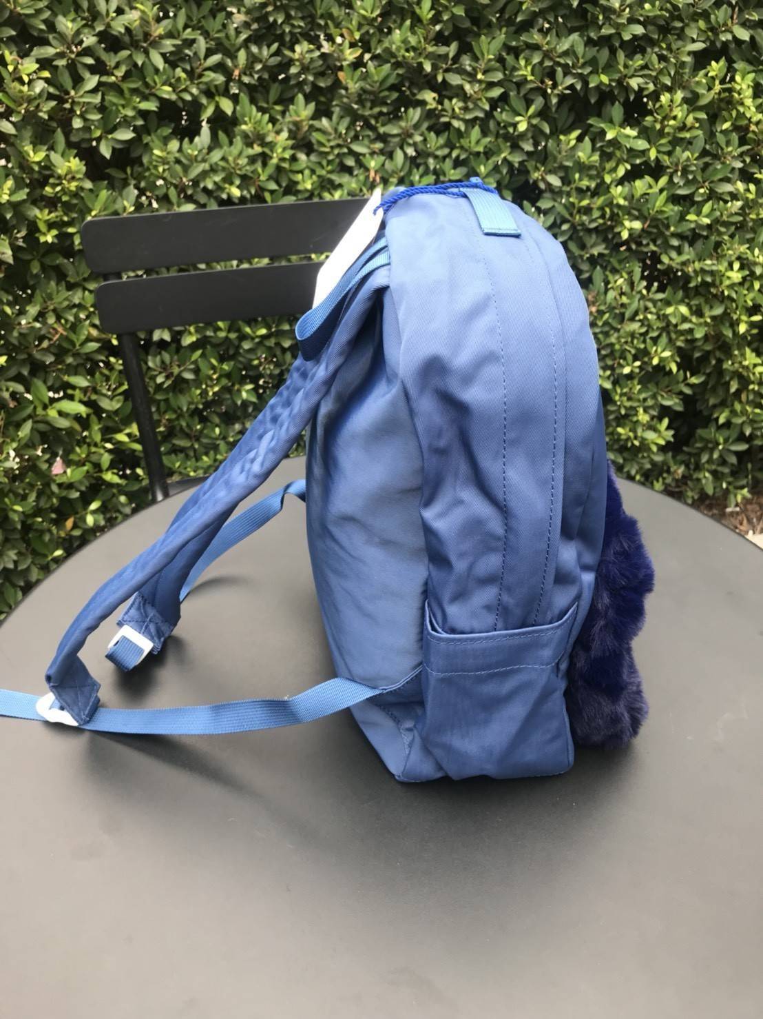 มาแล้ววว แบรนน้องใหม่ CILO CALA กระเป๋าเป้ที่ตอนนี้ฮิตในกลุ่มสาววัยรุ่นที่ญี่ปุ่น และนี้เป็นรุ่นลิมิตเตด CILOCALA FUR BACKPACK สะดุดตาตรงที่มีขนเฟอร์นุ่มนิ่ม อยู่ตรงช่องกระเป๋าซิปด้านหน้า ทำให้ใบนี้ดูน่ารัก หวาน ฟรุ้งฟริ้งขึ้น