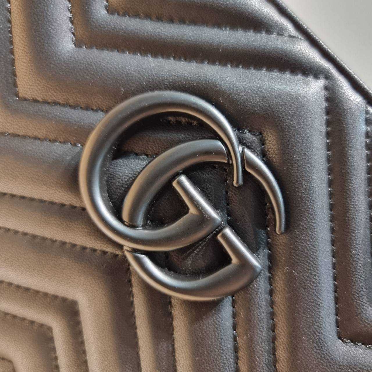 GG MARMONT SMALL SHOULDER BAG 🖤 อีกหนึ่งรุ่นในตำนาน ฮิตไม่เลิก กับกระเป๋าสะพายข้างรุ่นคลาสสิค รูปทรงกล่อง สวยใช้งานสะดวก อะไหล่สีดำดูแพง สะพายขับผิว