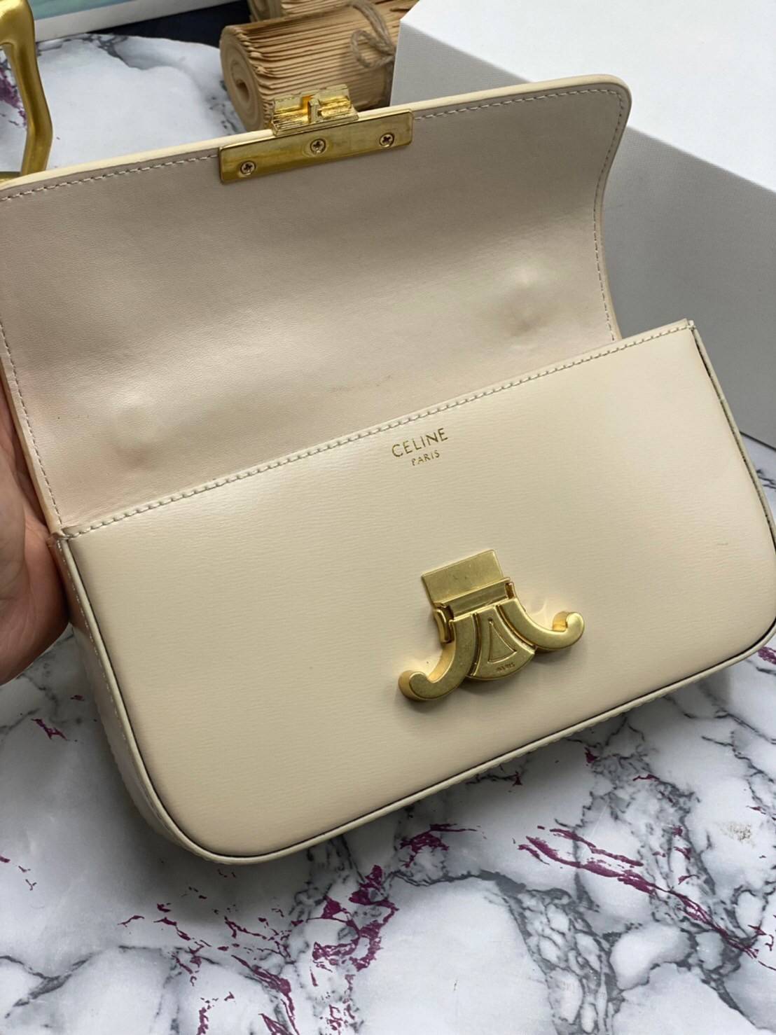 หนังแท้ CELINE CHAIN SHOULDER BAG / CELINE TRIOMPHE พร้อมส่งที่ไทย กระเป๋าเรียบหรูและดูทันสมัย ให้คุณเลือกสะพายในชีวิตประจำวันเข้ากับการแต่งตัวสบาย ๆ หรือจะสะพายออกงานปาร์ตี้สังสรรค์ก็ช่วยให้คุณดูโดดเด่น มีรูปทรงที่ดูแข็งแรงจึงไม่เสียรูปทรงแม้ใส่ของจำนวนม