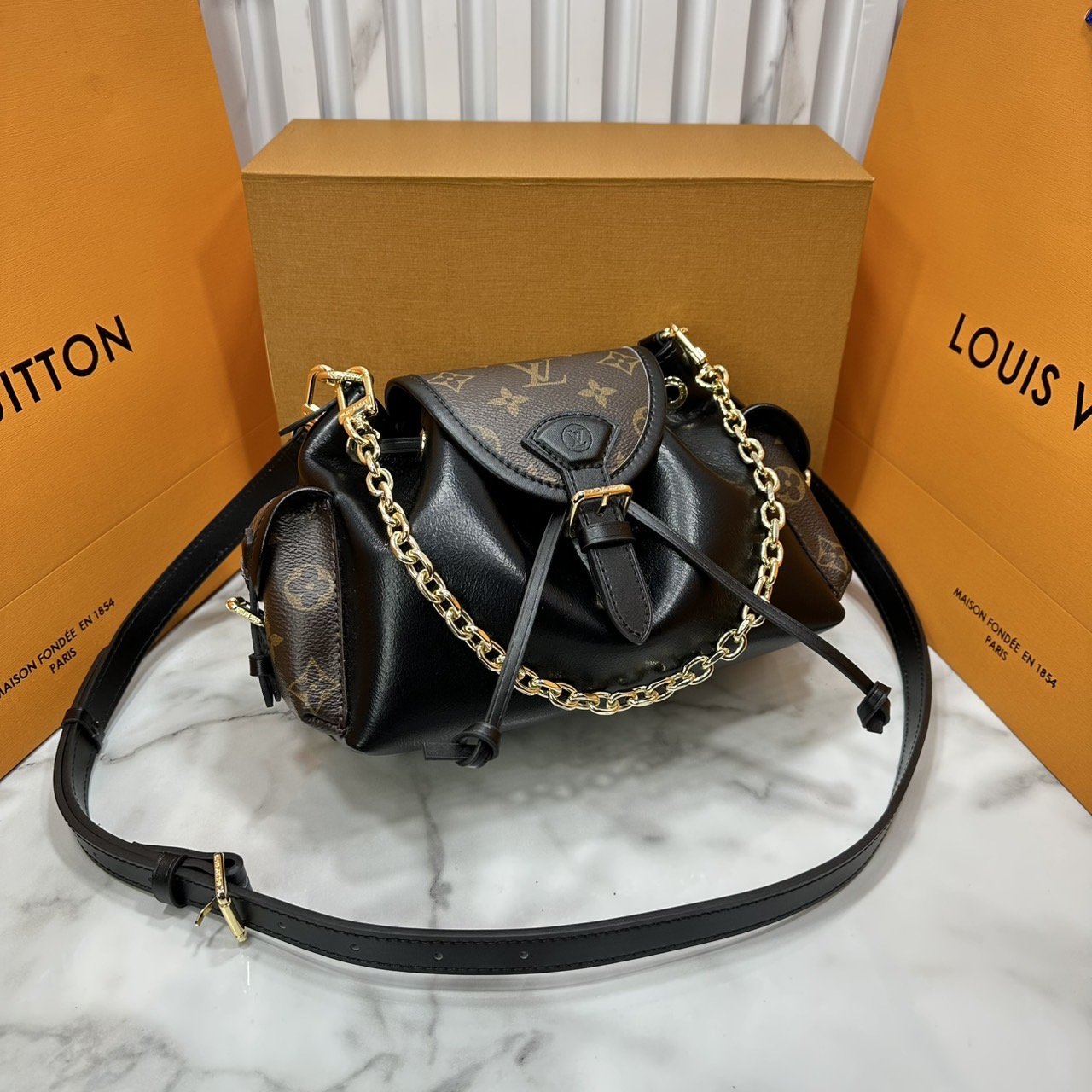 ORI หนังแท้ | LV Odyssee bag Monogram Canvas กระเป๋าสะพายดีไซน์ใหม่ คอลเลกชันประจำฤดูกาล Pre-Fall 2025 ออกแบบมาเพื่อเชิดชูมรดกล้ำค่าที่สืบทอดจากรุ่นสู่รุ่น ดีไซน์ทันสมัยใช้งานได้ทุกวัน
