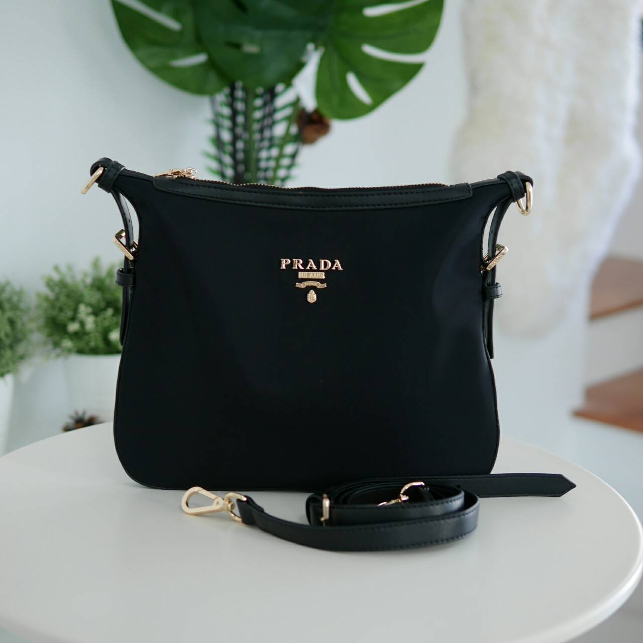 Prada Tessuto Saffiano Nylon and Leather Crossbody Messenger Bag กระเป๋าสะพาย ทรงสวย ดูโดดเด่น จากแบรนด์ Prada แท้ 100% ทำจากวัสดุผ้าไนล่อน เนื้อหนา คุณภาพดี อะไหล่ทอง สวยหรูดูแพง ซับในพิมพ์ลายแบรนด์สวยๆ ตามแบบฉบับแบรนด์ ใส่ IPad, เครื่องสำอางค์, กระเป๋าส