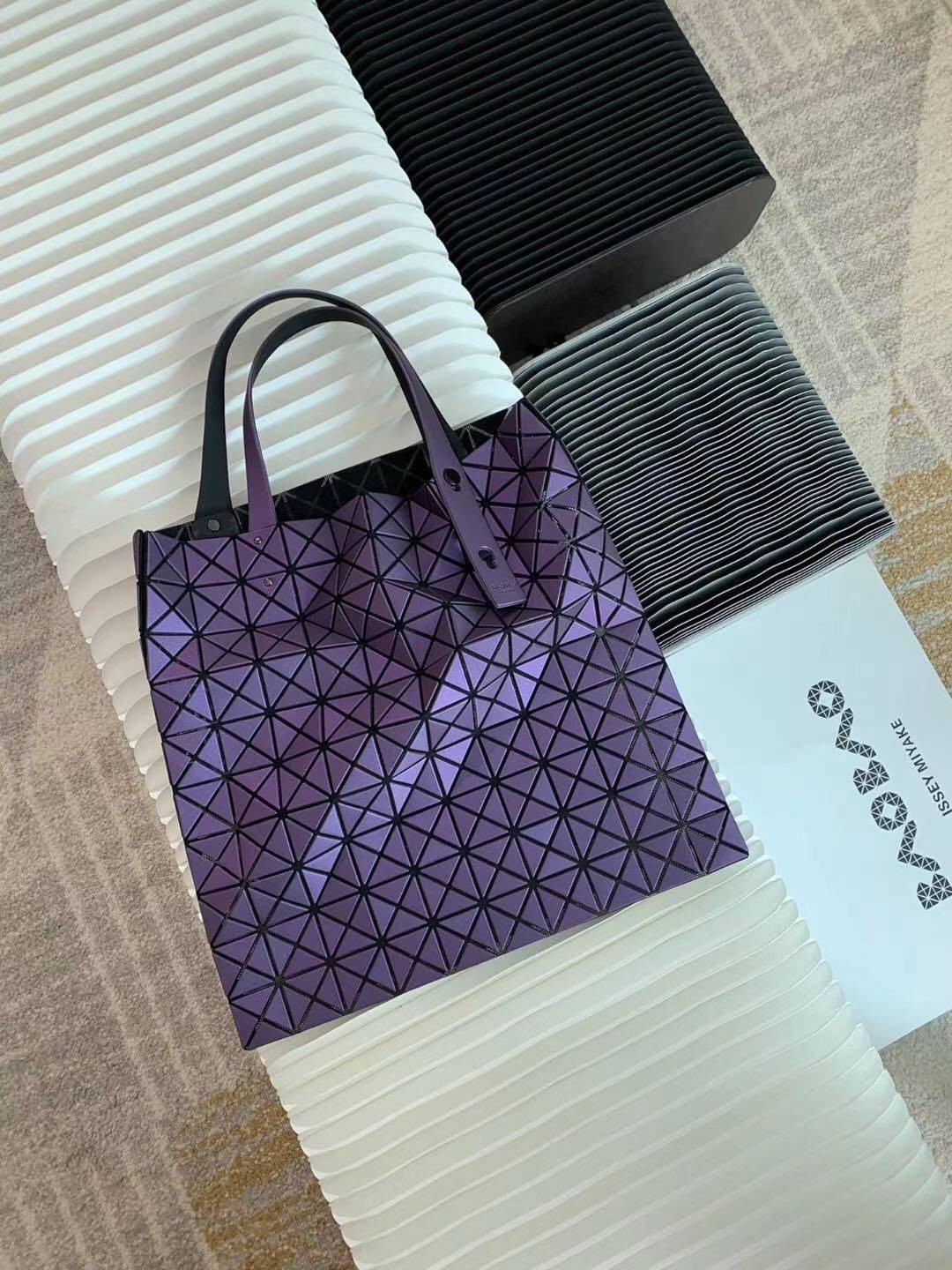 BAOBAO ISSEY MIYAKE 10x10 BLOCK TOTE BAG 39cm กระเป๋าถือทรง shopping โท้ทใบใหญ่ลายตาราง เกรดออริจินอล ภาพสินค้าถ่ายจากงานขายจริง ใช้งานต่างประเทศได้