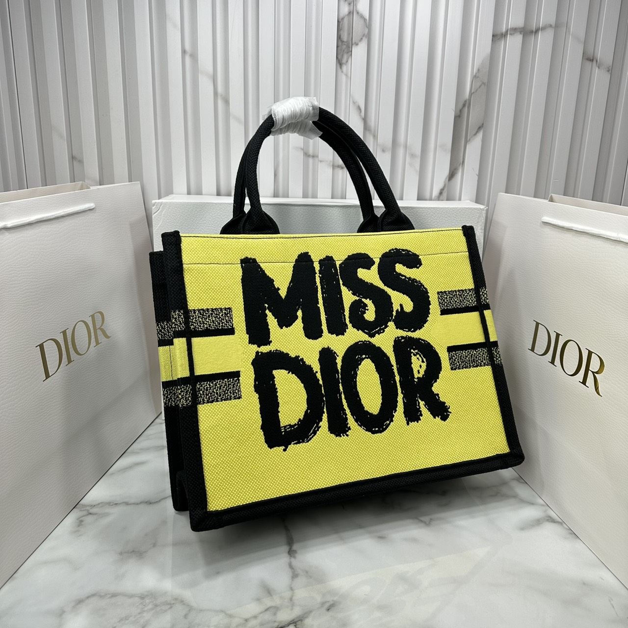ORI หนังแท้ | ORI หนังแท้ | Dior BookTote Yellow-Blue Miss Dior Embroidery Tote Bag กระเป๋าทรงโท้ทคอลใหม่ โทนสีสดใสคลาสสิก สวยงามและหรูหรา