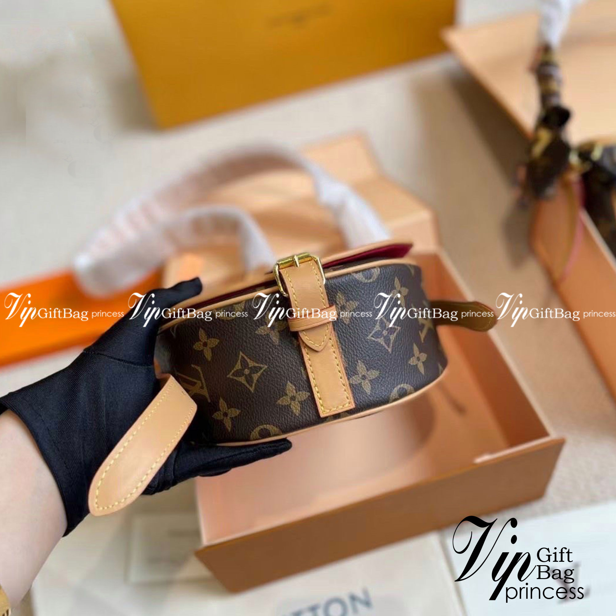 LV Tambourine Monogram Crossbody Bag กระเป๋าสะพายไซส์มินิ น่ารัก คอลเลคชั่นดีไซน์ใหม่ ทรงโค้งมน สวยหรู สายสะพายปรับได้ตามชอบ ราคาดีงามจัดมาให้พร้อม box set ชวนสะสม ห้ามพลาดจ้า