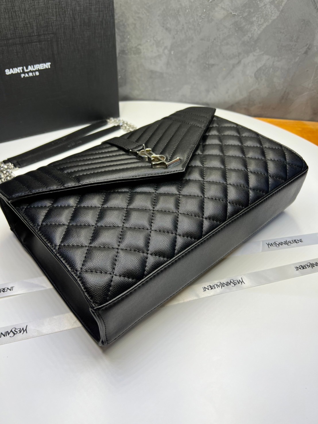 หนังแท้ YSL Saint Laurent Large Cassandra quilted shoulder bag กระเป๋าสะพายใบใหญ่ ดีไซน์ทรงสวยหรู ตอบโจทย์ได้ทุกสไตล์ ภาพสินค้าถ่ายจากงานขายจริง ใช้งานต่างประเทศได้