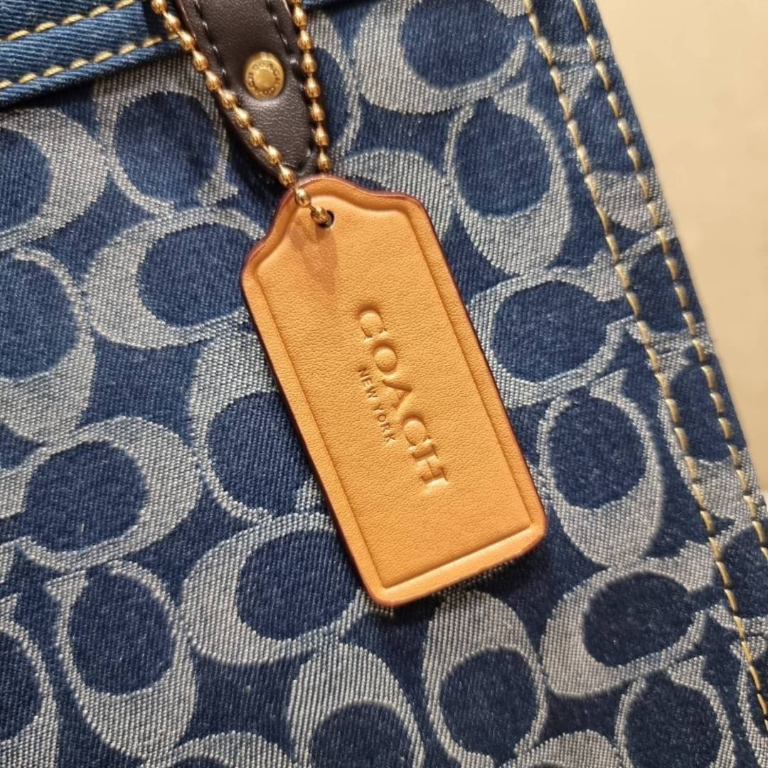 COACH CA580 FIELD TOTE 22 IN SIGNATURE DENIM คอลเลคชั่นสุดคลาสสิค ดีไซน์สวยหรูดูแพงในไอเท็มเดียว กระเป๋าทรงโท้ท ไซส์กำลังสวย น่าใช้ ชิคๆคูลๆมาก ฟังก์ชั่นการใช้งานสะดวกที่สุด มีทั้งสายคล้องแขนในตัว และสายครอสบอดี้แบบสปอร์ตเส้นใหญ่ วัสดุผ้าเดนิมตกแต่งลวดลาย