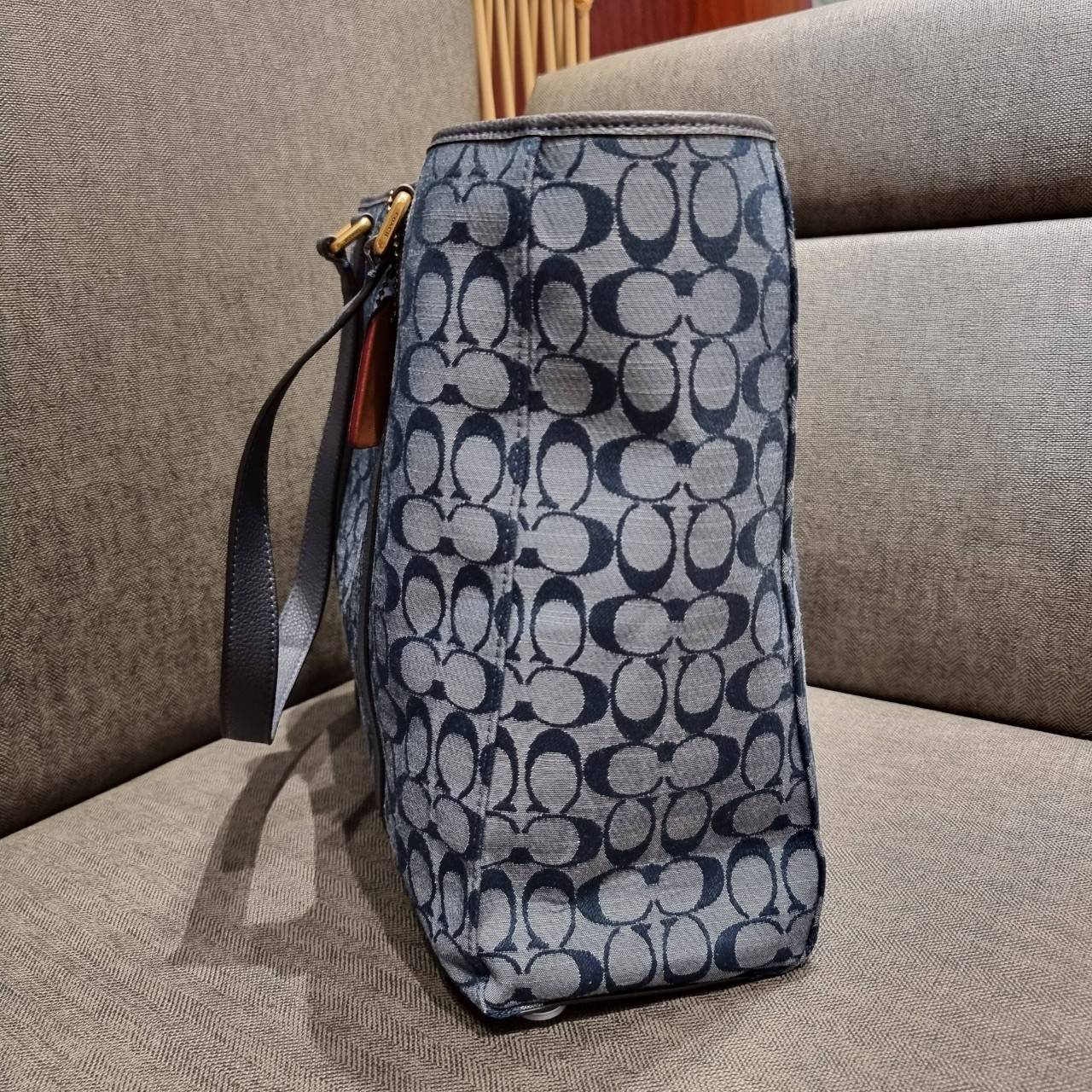 COACH C8182 HUDSON DOUBLE HANDLE TOTE IN SIGNATURE CHAMBRAY ใหม่ล่าสุด กระเป๋าทรงโท้ทใบใหญ่ ที่จุดของความจุ ใส่ได้แบบคุ้มๆไปเลย วัสดุผ้าแชมเบรย์ตัดด้วยหนัง pepble สวย คม ดูดี ปากกระเป๋ามีกระดุมแม่เหล็กปิดกันของหล่นได้ ภายในโล่งกว้างมาก ซิกเนเจอร์รุ่นนี้คื