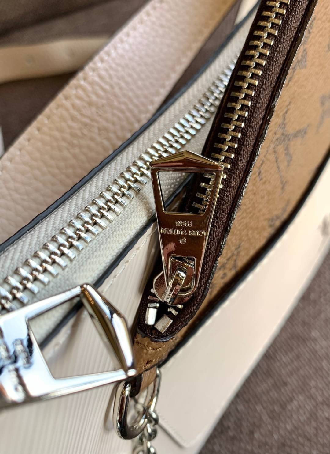 VIP 🥂 LOUIS VUITTON MARELLR EPI LEATHER รุ่นนี้ลายหนังเป็นลายไม้ มีโลโก้แบรนด์แบบฉลุด้านหน้า มาพร้อมกระเป๋าใบลูกแบบซิปจัดเก็บได้ตรงช่องด้านหน้า สามารถถอดออกแยกใช้งานได้ต่างหากนะคะ เปิดปิดกระเป๋าแบบซิป ภายในโล่ง สามารถใส่กระเป๋าเงินใบยาวได้;ของจุกจ