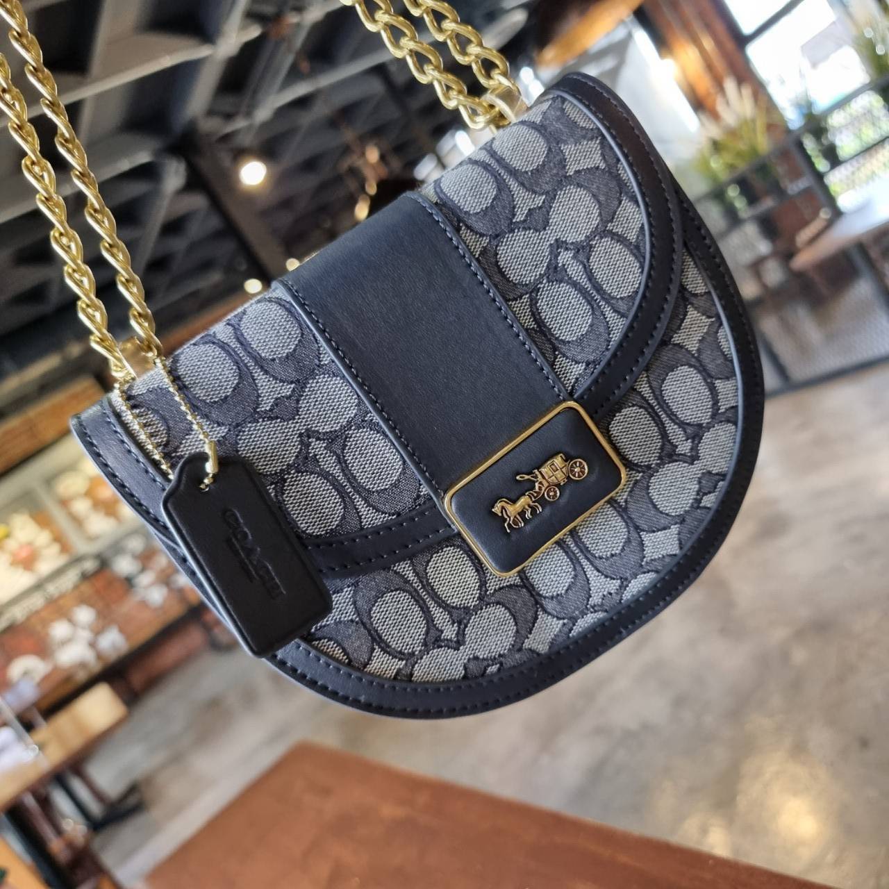 COACH ALIE SADDLE BAG IN SIGNATURE JACQUARD (C4694//C3464) New item!! กระเป๋าสะพายทรง saddle ดีไซน์วินเทจย้อนยุค แฝงความหรูในตัวด้วยอะไหล่สีทองเหลือง โดดเด่นไม่ซ้ำใครแน่นอน วัสดุผ้า jacquard สลับหนังแท้ ภายในเป็นช่องโล่ง มาพร้อมสายสะพายครอสบอดี้ ที่สามารถ