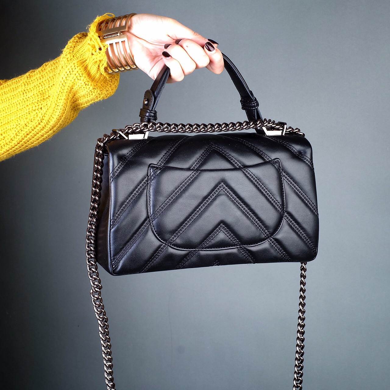 Best seller สินค้าขายดีมาก !! KEEP รุ่น coco chain handbag กระเป๋าทรงหรู หังแกะสังเคราะห์ นิ่ม ฟู ตึงสวย อยู่ทรง ตามแบบฉบับของแบรนด์เลยค่ะ ใบนี้ มีหูถือได้ ด้านในสีแดงสวย มีช่องแบ่งเก็บของหลายช่อง ด้านหลังมีช่องพิเศษสามารถใส่มือถือได้ค่ะ สายปรับ สั้น ยาวไ