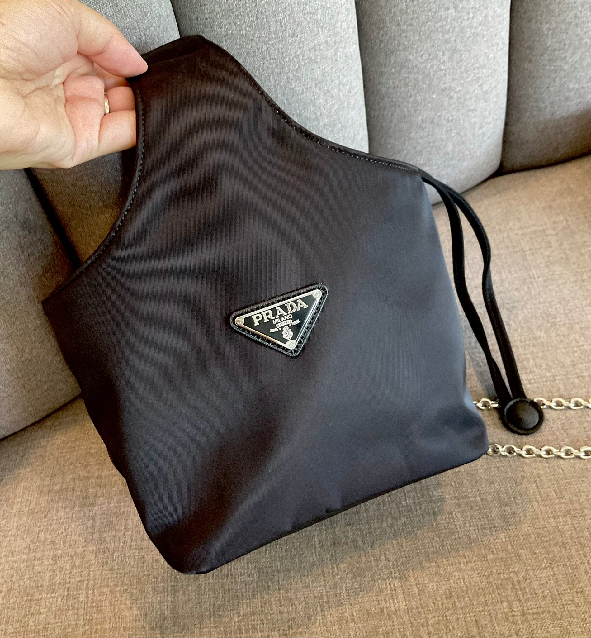 PRADA Tote Bucket Bag 2022 รุ่นใหม่พร้อมส่ง กระเป๋าทรง Handbag & Crossbody แบรนด์ Prada อีกรุ่นที่ขนาดกำลังน่ารัก ตัวกระเป๋าตั้งอยู่ทรงสวย กันน้ำ ด้านหน้าประดับโลโก้ อะไหล่เงิน สวยหรูเว่อร์วัง