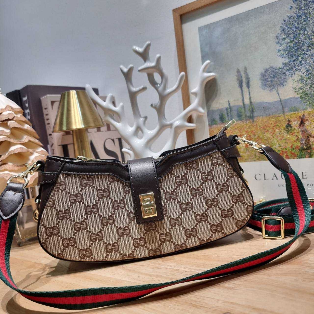 Gucci moon side mini shoulder bag สวยย้อนยุค y2k กำลังมาแรง กับอีกหนึ่งไอเท็มสุดจึ้ง ด้วยขนาดที่กำลังพอดี ดีไซน์คลาสสิคลัคชู ดูผู้ดี สวยแบบน้อยแต่มาก