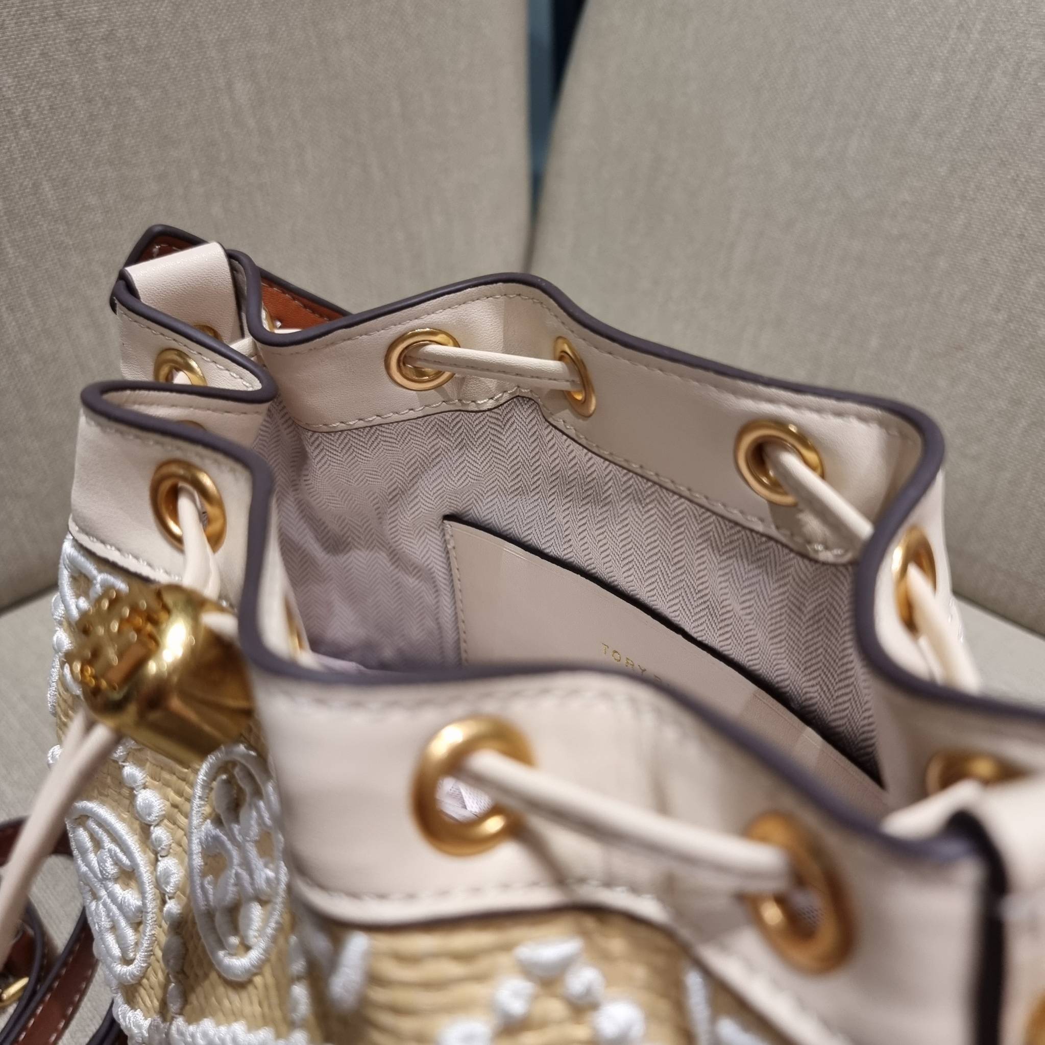 TORY BURCH T MONOGRAM STRAW BUCKET BAG ใหม่ก่อนใคร พร้อมเสิร์ฟความสวยให้ถึงบ้านแล้วน้า กระเป๋าบัคเก็ตทรงยอดนิยม ดีไซน์ใหม่ล่าสุด ยูนีคไม่เหมือนใคร ลายสานเต็มใบ พร้อมปักโลโก้เอกลักษณ์ โดดเด่น งานฝีมือมากๆ สลับส่วนของหนังที่ขอบและก้นกระเป๋า ภายในเป็นช่องโล่