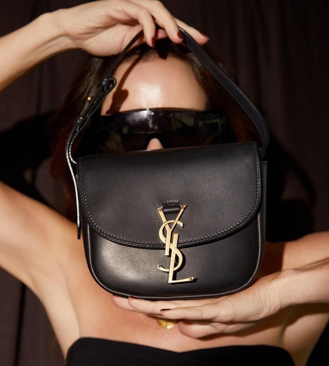 YVES SAINT LAURENT YSL BAG VIP GIFT WITH PURCHASE (GWP) พรีเมี่ยมกิ้ฟ Limited Edition จาก YSL DUTY FREE COUNTER ทรงสี่เหลี่ยมหนังสวยหรูอยู่ทรงเปิดปิดด้วยฝาปิดโลโก้แบรนด์อะไหล่ทองวินเทจ ภายในโล่งมีช่องหลัก และช่องใส่บัตรสามารถใส่มือถือของใช้จุกจิกได้เยอะ ส