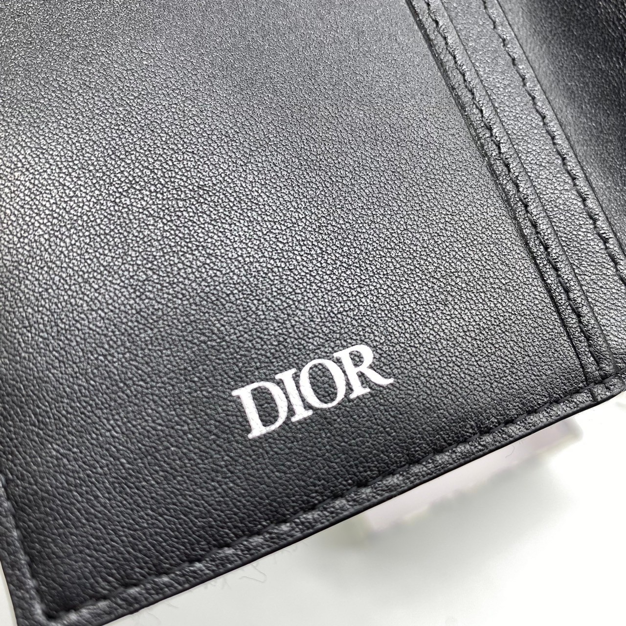 หนังแท้ DIOR LONG WALLET MONOGRAM / DIOR WALLET กระเป๋าสตางค์ใบยาว เอกลักษณ์ของความหรู วัสดุหนังแท้และผ้า Jacquard อย่างดีสวยงามที่สุด ผสมผสานความสง่างามและคลาสสิกที่เข้ากับยุคสมัย ด้านหน้าโดดเด่นด้วยซิกเนเจอร์แบรนด์ เป็นอีกหนึ่งรุ่นที่ดาราเชเลปใช้กันเยอะ