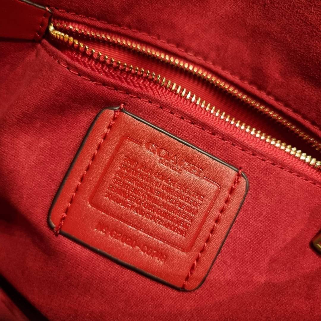 COACH C0749 BEAT SADDLE BAG The best item! ที่สาวๆรอคอย! ฮอตไฟลุก! สีหายาก ละมุนคุณหนู คอลเลคชั่นใหม่ ดีไซน์หรูหรา พิเศษมากๆมาพร้อมสายสะพาย 2 เส้น ใช้คู่กันหรือแยกสะพายก็สวยครบสูตร กระเป๋าสะพายทรง saddle คลาสสิค วัสดุหนัง glove-tanned ทนทาน เปิด-ปิดด้วยกร