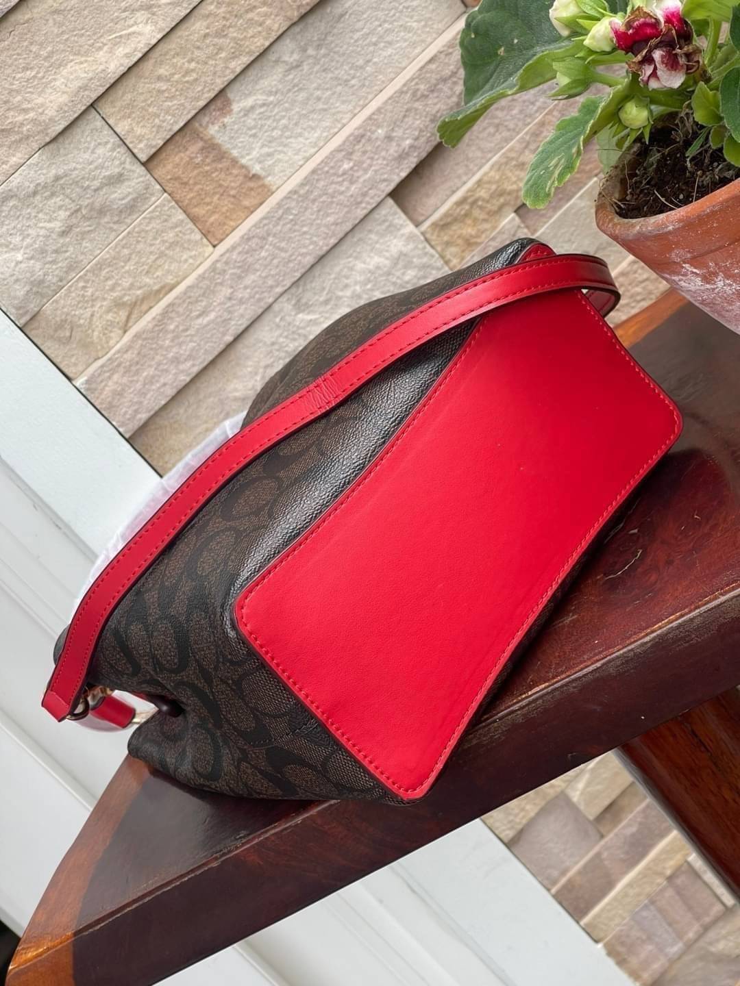 COACH SMALL TOWN BUCKET BAG IN SIGNATURE สำหรับสาวแฟชั่นที่ชอบรายละเอียดชิคๆ ดีไซน์สุดเก๋ แนะนำเลยสำหรับกระเป๋าทรงบักเก็ตใบนี้ เชื่อว่าสาว ๆ หลายคนชื่นชอบ เป็นไอเทมที่สามารถแมทช์ได้กับเสื้อหลากหลายสไตล์ บรรจุของได้เยอะโดยที่กระเป๋าไม่เสียทรง แบ่งช่องใช้งา