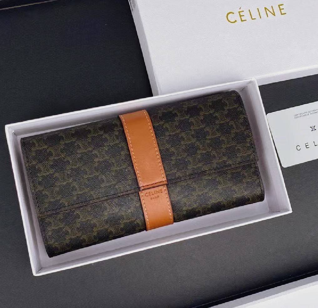 CELINE LONG WALLET BAG VIP GIFT WITH PURCHASE-GWP กระเป๋าพรีเมี่ยมกิ๊ฟ Limited จาก CELINE HAUTE PARFUME DUTYFREE COUNTER วัสดุ Triomphe Canvas หนังสวยอยู่ทรงปั้มโลโก้ด้านหน้าเปิดปิดฝาปิดกระดุม