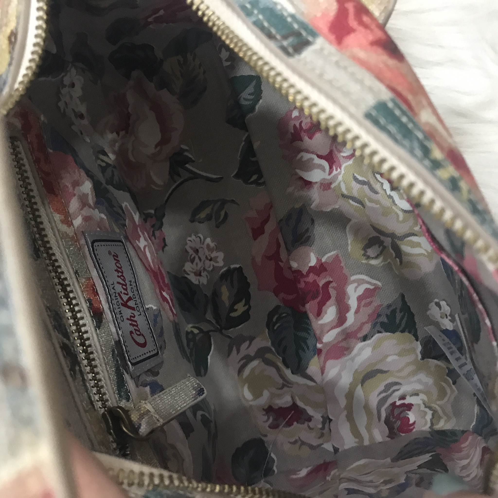 Hot item Cath Kidston bowling bag กรี้ดกับความน่ารักของกระเป๋าแบรนด์นี้ค่ะ กระเป๋าทรง bowling bag จาก cath kidston ชนช้อป ค่ะ ขนาดกลางจุของ ทั้งกระเป๋าสตางค์ กระเป๋าเครื่องสำอางค์ เปิดปิดด้วยซิป มีมาครบสามลายแล้วค่ะ นี้หนังแข็งเป็นทรงไม่ย้วย ใช้งานง่าย แน
