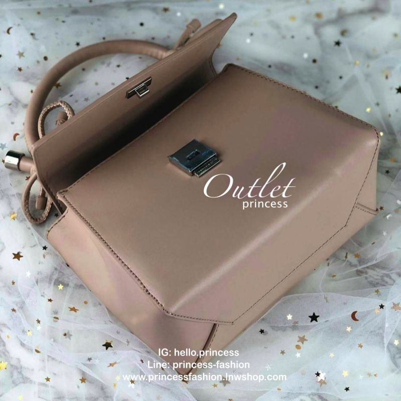 CHARLES & KEITH DOUBLE BOW LEATHER TOP HANDLE SNAKE PRINT BAG กระเป๋าถือ/สะพายใบน่ารัก ขนาดกำลังดี หูหิ้วแต่งโบว์น่ารัก เปิดปิดด้วยตัวกดล็อก ด้านในจุของพอสมควรเลยค่ะ ใส่ iPhone plus /กระเป๋าเงินใบกลางได้ มีสายสะพายยาวถอดและปรับสายได้ 1 เส้น รุ่นนี้น่ารักจ