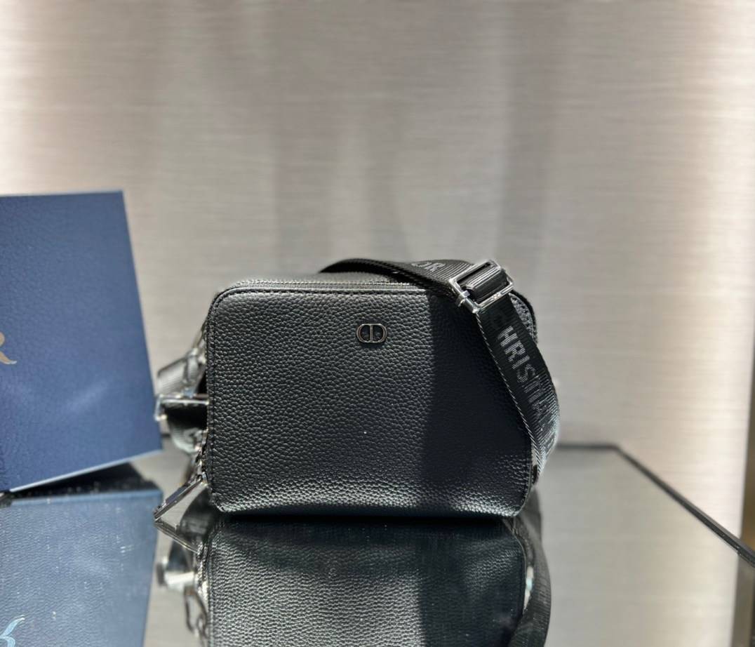 หนังแท้ CHRISTIAN DIOR BLACK GRAINED CALFSKIN POUCH WITH SHOULDER STRAP BAG พร้อมส่งที่ไทย เกรดออริจินอลหนังแท้ทั้งใบ ภาพสินค้าถ่ายจากงานขายจริง ใช้งานต่างประเทศได้