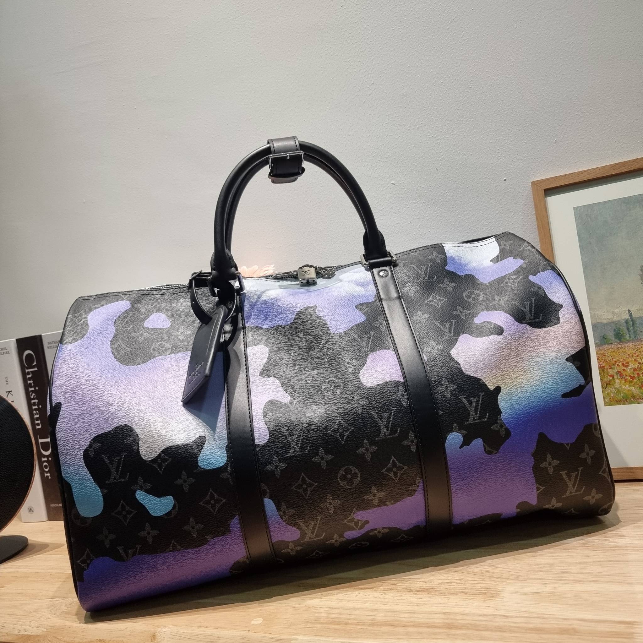 LV KEEPALL 45B BAG กระเป๋าเดินทางสุดคลาสสิค KEEPALL BANDOULIERE MONOGRAM ECLIPSE REVERSE MULTICOLOR สะท้อนแรงบันดาลใจจากคอลเล็คชั่น “Room with a View” สำหรับสิ้นปี 2022 ทึ่ใครๆก็เฝ้ารอ ไอเท็มที่จะทำให้การเดินทางไม่ธรรมดาอีกต่อไป ด้วยดีเทลความเป็นเอกลักษณ์