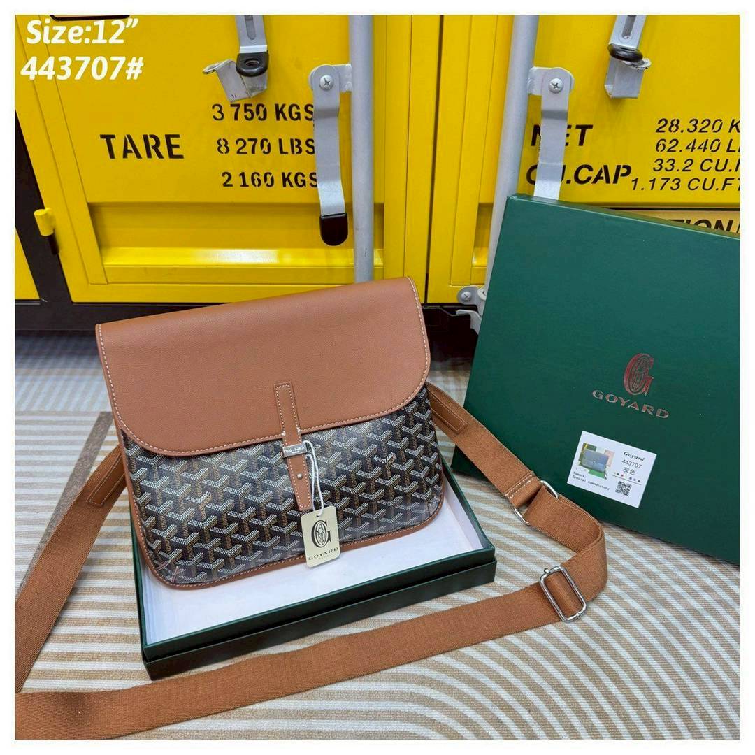 Goyard Coursier Messenger bag กระเป๋าแมสเซ็นเจอร์ดีไซน์ใหม่ กะทัดรัดใช้งานได้อย่างคล่องตัว เหมาะมากสำหรับสายสปอร์ต ที่สุดของความหรูตอบโจทย์การใช้งาน ใบจริงสวยงามตามรูปค่ะ