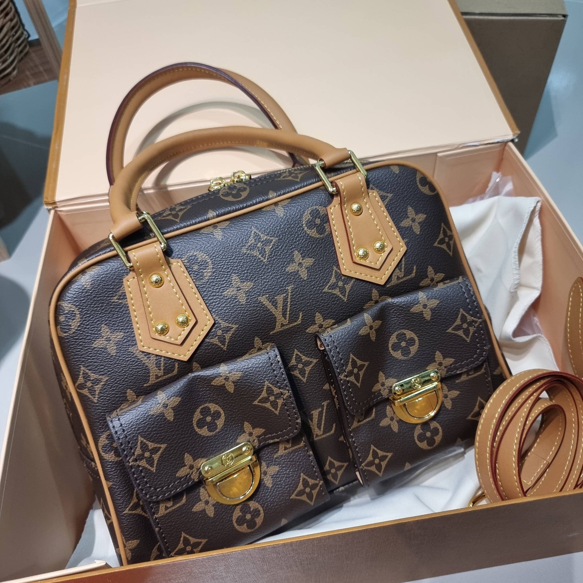 LV Manhattan Pm Monogram Handbag / LV MANHATTAN HANDBAG กระเป๋าถือทรงผู้ดี คลาสสิค สวยหรู ไซส์กำลังสวย ราคาแสนดี ดีไซน์ตกแต่งกระเป๋าเล็กด้านหน้า ใส่ของจุกจิกได้