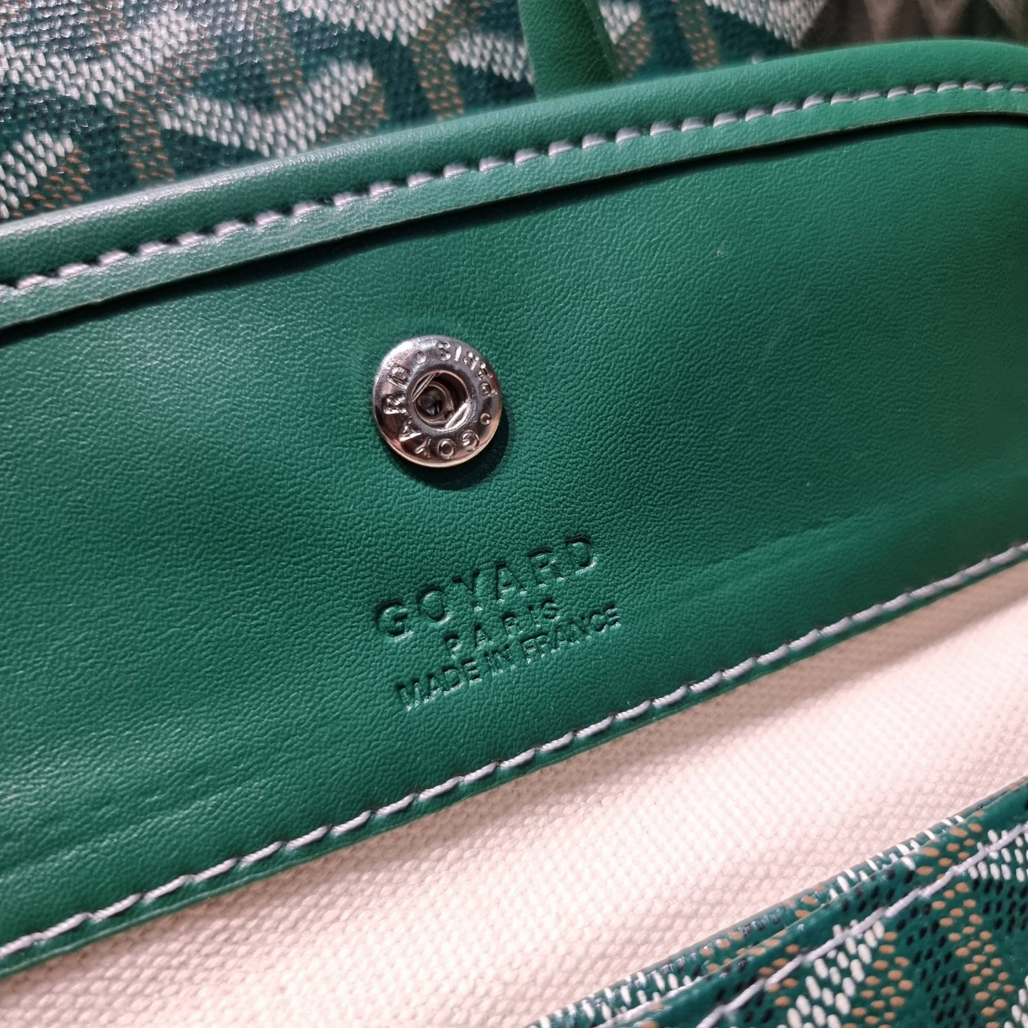 GOYARD ANJOU REVERSIBLE TOTE ฮอตไอเท็ม กับกระเป๋าสะพายทรงโท้ท ใบใหญ่จุใจ!! มาครบสีขายดี เลิศทุกสี รูปทรงคลาสสิค ดีไซน์เป็นเอกลักษณ์ ใช้งานได้หลากหลาย สามารถกลับด้านใช้ได้แบบไม่มีเบื่อ วัสดุหนังแคนวาสพิมพ์ลายสวยคม ภายในโล่งกว้างมาก