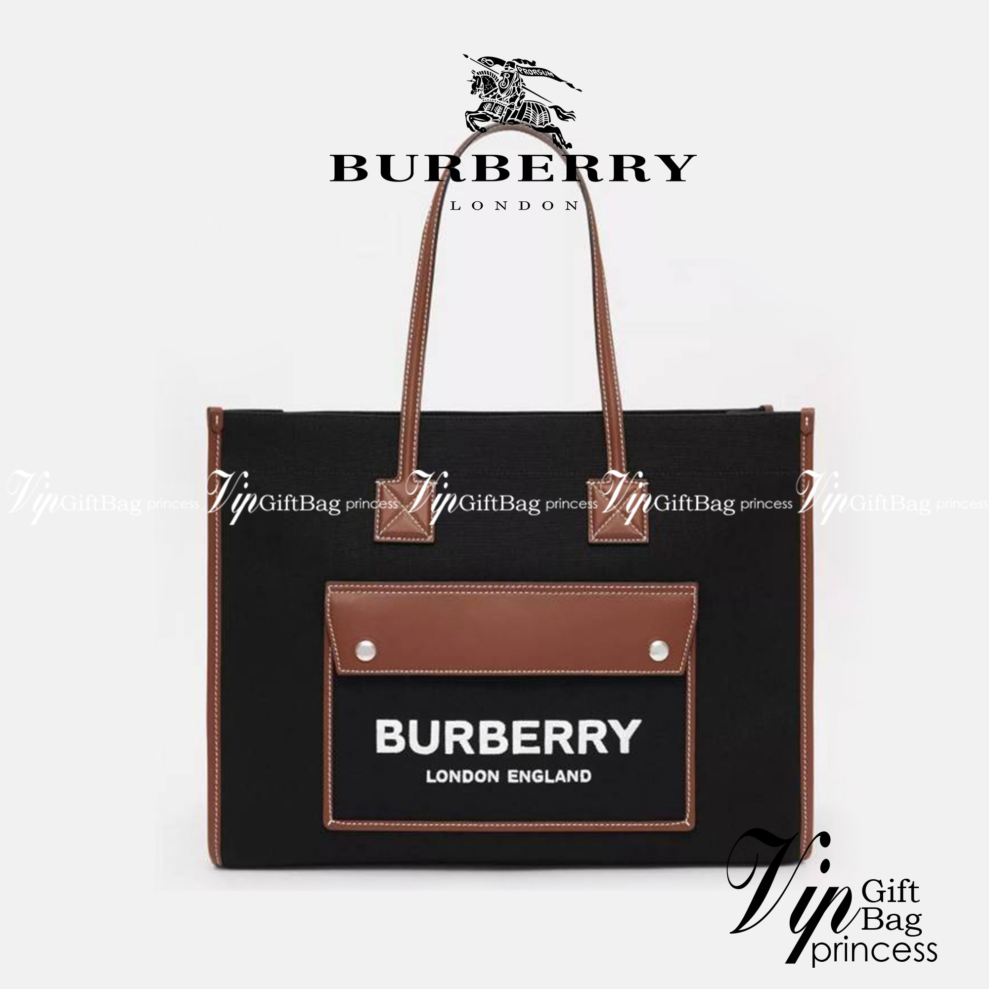 BURBERRY FRAGRANCES LARGE TOTE BAG วัสดุ Canvas & Leather ทรงเหลี่ยมมาในสี TwoTone ดีไซน์สวยอยู่ทรงสไตล์ Casual ด้านหน้ามีช่องใส่ของ ภายในโล่งกว้างและจุสุดๆสามารถใส่เอกสารA4 หนังสือ ของใช้ได้เยอะ น้ำหนักเบา อะไหล่แบรนด์สีทองหรู หูหิ้วหนังสะพายไหล่ได้ พร้อ