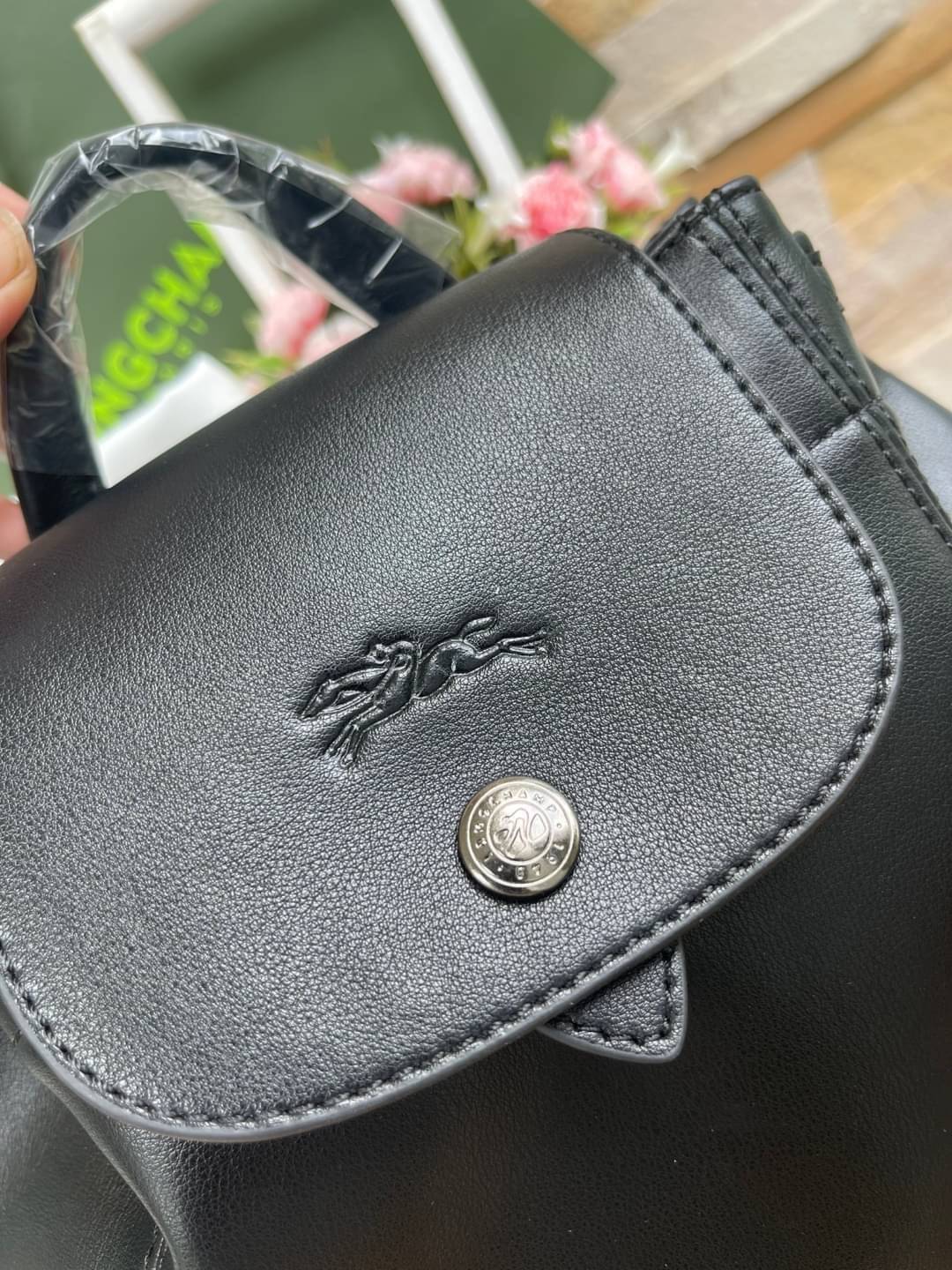 Longchamp Le Pliage Cuir Xs Leather Backpack แบรนด์ติดเทรนด์ตลอดไม่เคยเปลี่ยนกับ ทรง Le Pliage Cuir หนึ่งในตระกูลกระเป๋าสุดไอคอนิกจากแบรนด์ เมื่อรุ่น Le Pliage Cuir ในรูปแบบของหนังแกะ Metis ได้ถือกำเนิดขึ้นในปี 2012 เป้ที่มีการจัดการปรับดีไซน์ให้มีขนาดกำล