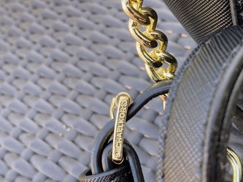 MICHAEL KORS Crossbody Bag กระเป๋าสะพายแบบ crossbody หนังลาย saffiano เปิดปิดด้วยซิปแบรนด์ อะไหล่ทอง ด้านหน้าประดับโลโก้ โลหะแบรนด์ ด้านในบุผ้าแบรนด์สวยหรู น้ำหนักเบา มีช่องซิปใส่ของจุกจิกและช่องใส่มือถือ มาพร้อมสายสะพายยาวโซ่ทอง+หนัง ปรับได้หลายระดับ ขนา