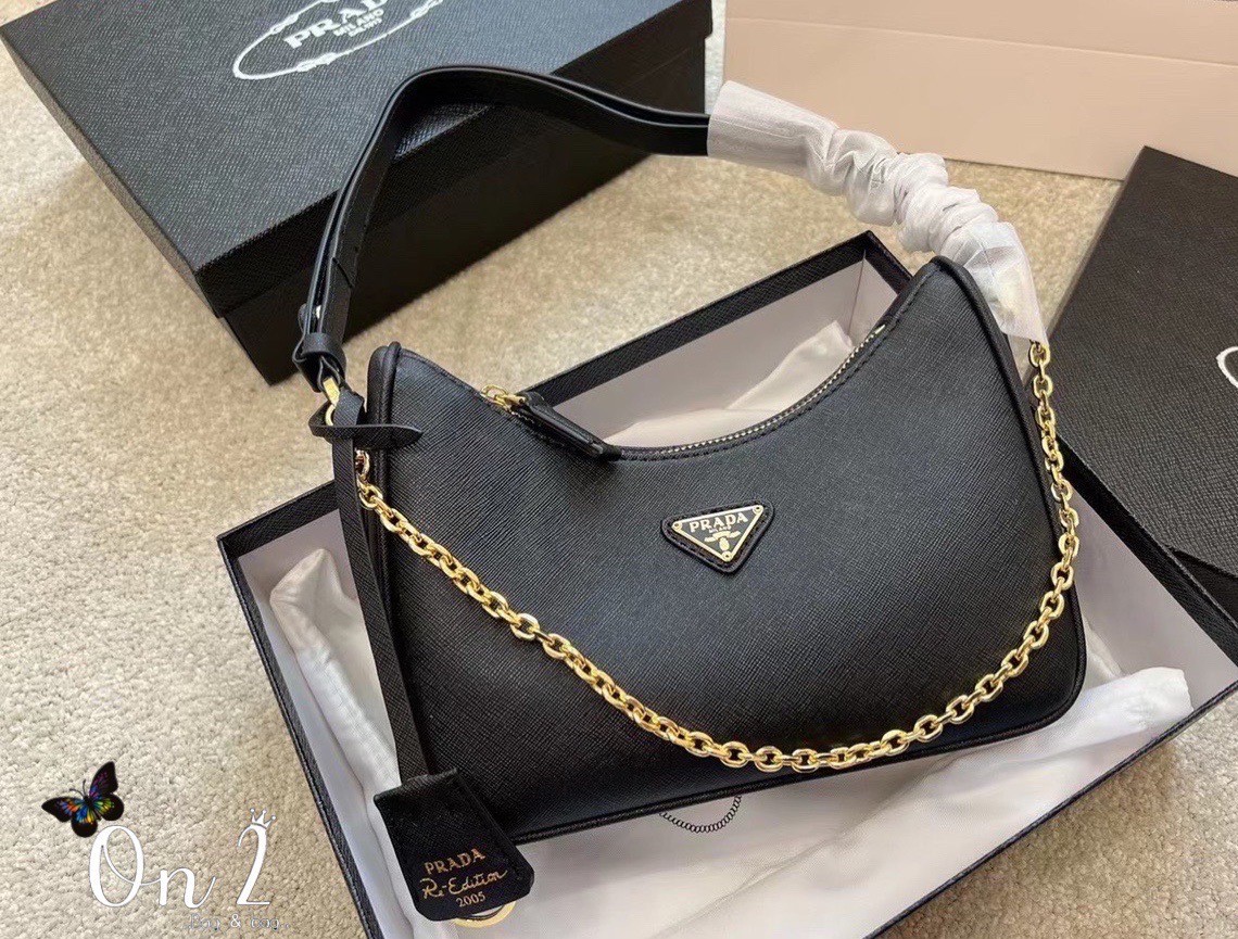 Prada Re-Edition 2005 Saffiano leather bag / PRADA COLLECTION SS22 🔥 HOTS ITEM มาเเรงสุดตอนนี้ น่ารักมากๆ สีพาสเทล สีสายฝอ มาแบบจัดเต็มมาก ถือเกร๋ๆคาเฟ่ต้องลงเเล้วล่ะเเม่ หรูหราเลยค่า ปังสุดดด