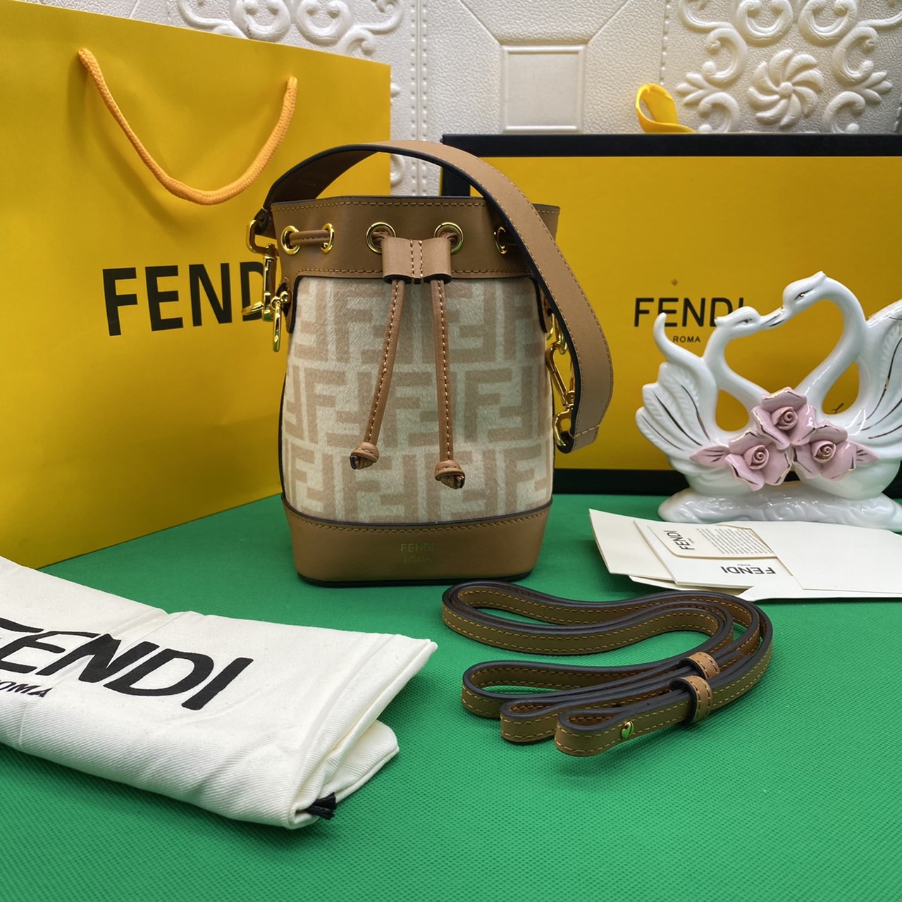 FENDI MON TRESOR MINI BAG รุ่นใหม่ล่าสุด น่ารักมากค่ะ กระเป๋าถือหรือสะพายไหล่ทรงขนมจีบสุดคลาสสิก วัสดุหนังแท้สลับผ้ากำมะหยี่พิมพ์ลายอย่างดี ลวดลายเอกลักษณ์ตามแบบฉบับแบรนด์ สวยหรู ดูแพง คุณนายสุดไปเลยค่า ถือแล้วสวยมากๆ จุของได้กำลังดี ทรงนี้ต้องมีติดตู้ไว้