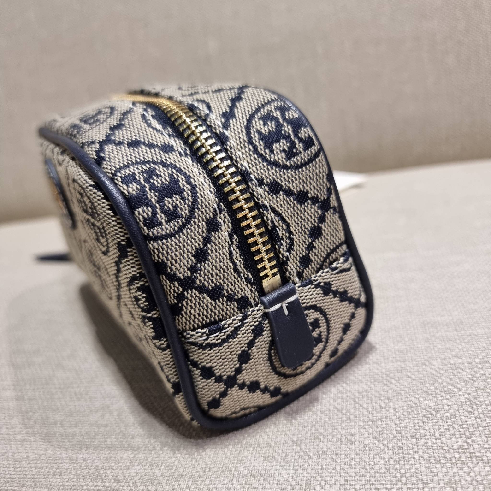 TORY BURCH T MONOGRAM JACQUARD MINI COSMETIC CASE ใหม่ล่าสุด กับกระเป๋าเอนกประสงค์ ที่ไม่ว่าจะไว้ใส่เครื่องสำอางค์ หรือจะไว้พกจำเป็นเช่น เงิน หรือกุญแจต่างๆ น้องใบนี้จัดให้ได้หมด สวยหรู ขนาดเหมาะมือ ถือแล้วขับผิว วัสดุผ้า jacquard รูดเปิด-ปิดด้วยซิป ภายใน