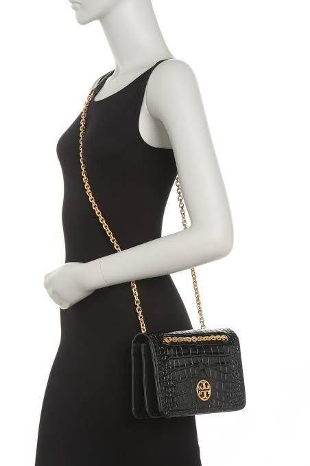 Tory Burch Black Carson Croc Embossed / TORY BURCH Carson Convertible Croc Leather รุ่นท็อปที่สาว ๆ หลายคนถูกใจ ด้วยทรงกระเป๋าคลาสสิกสุดเก๋ ใช้งานแบบไหนก็ดูดี ในลุคช์สาวหวานแบบสะพายสายคู่ หรือ ต้องการความคล่องตัวด้วยการสะพายแบบครอสบอดี้ มีดีไซน์ที่ Practi