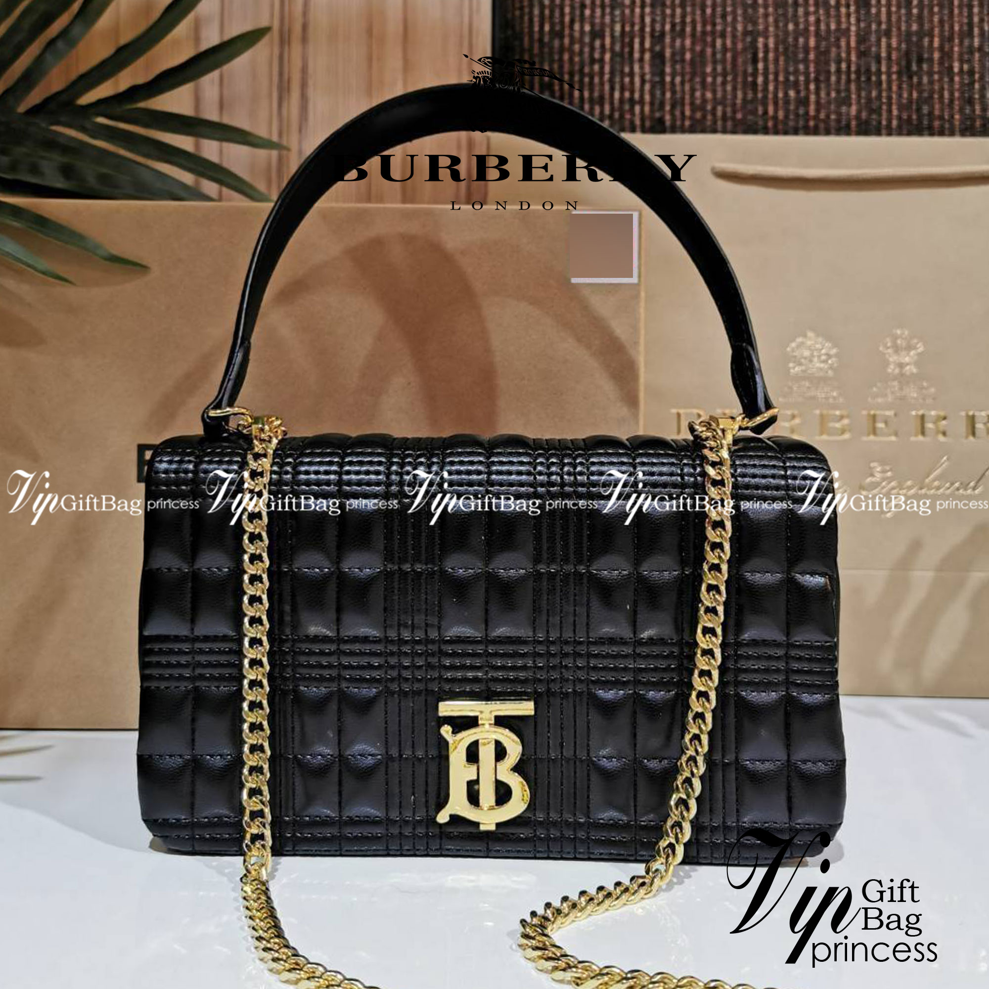 Rare items! รุ่นนี้ที่รอคอย BURBERRY FRAGRANCES QUITED LAMBSKIN BAG หนังแท้ Lambskin นิ่มสวยหรูดูดี เปิดปิดด้วยฝาปิดสัญลักษณ์รูปตัวB ภายในโล่งกว้าง ใส่มือถือ กระเป๋าสตางค์ได้ มาพร้อมสายสะพายโซ่ทองต่อหนังรองบ่าสามารถซ้อนสายสั้นสะพายไหล่ได้ หรือใช้สายยาว Cr