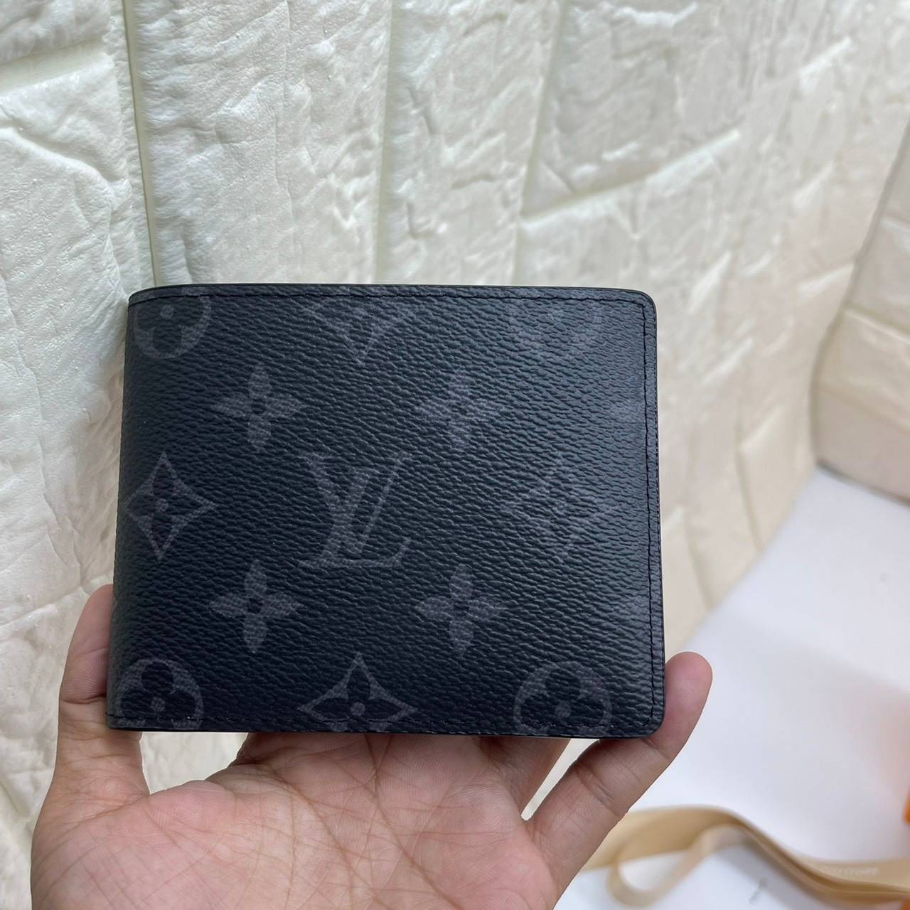 VIP GIFT 】หนังแท้ LOUIS VUITTON MEN WALLET MONOGRAM ฿ DAMIER CANVAS กระเป๋าสตางค์ผู้ชาย รุ่นยอดขายไม่เคยตก ใบจริงดูผู้ดี ดูแพง!! ภายในมีช่องใส่บัตรได้เยอะ ใส่ธนบัตรได้ พร้อมเสิร์ฟถึงบ้าน ซื้อให้คุณหนุ่มๆ รับรองประทับใจไม่ลืมจ้า