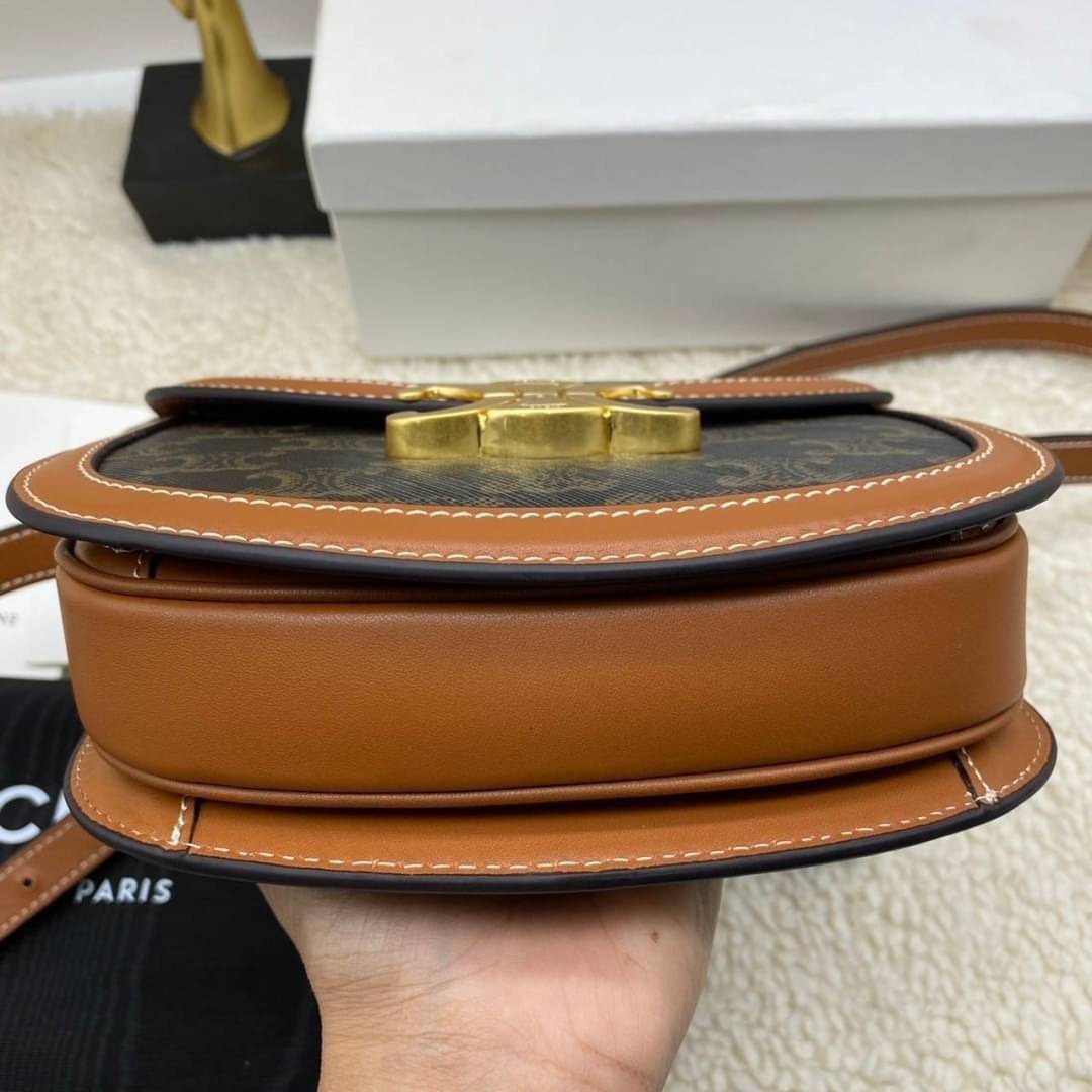 CELINE Teen BESACE TRIOMPHE in Triomphe Canvas and Calfskin Tan เกรดออริจินอล รุ่นใหม่ล่าสุด พร้อมส่งที่ไทย ภาพสินค้าถ่ายจากงานขายจริง ใช้งานต่างประเทศได้