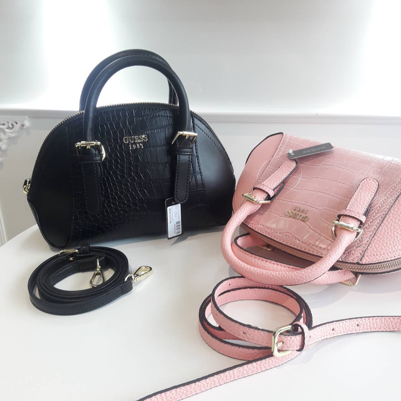 GUESS MINI CROSSBODY กระเป๋าสะพายข้างครอสบอดี้ใบเล็ก หนังลายจระเข้ กระเป๋าสะพายข้างขนาดมินิพกพาสะดวก อะไหล่ทองสวยหรู ตัวกระเป๋าใช้หนังลายจระเข้ ให้ความรู้สึกหรูหรามีระดับ มีหูจับกระเป๋าไว้สำหรับถือได้ค่ะ สายสะพายสามารถถอดออกได้ เหมาะกับวันเบาๆ สัมภาระไม่เ