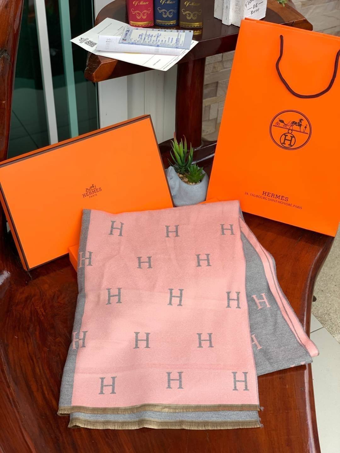 Hermes Women’s Scarves Accessories Scarf อีกหนึ่งแบรนด์ดังจากปารีส ด้วยงานพรีเมี่ยมกิ้ฟ ส่งมอบความรู้สึกดีๆให้กับคนที่คุณรัก ในรูปแบบผ้าพันคอและผ้าคุมไหล่ผืนใหญ่ให้ความอบอุ่น ถักทอด้วยผ้าcashmere ผ้าเนื้อดี สัมผัสนุ่มมือ ทอลายในตัว สีและลายคมชัด เหมาะสำหร