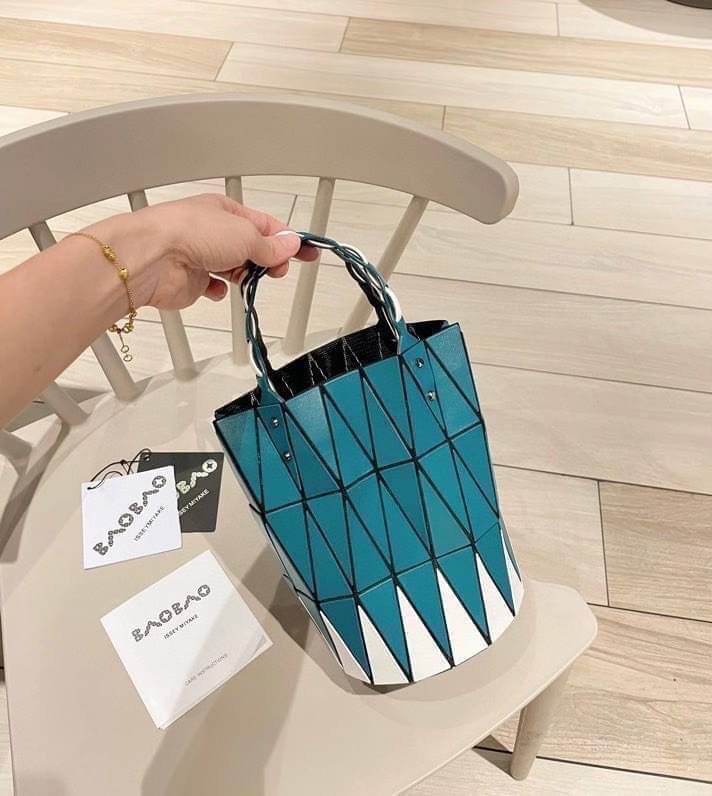 BAOBAO ISSEY MIYAKE BUCKET BAG / BAOBAO BASKET / ZIG-ZAG PATTERN TRIANGLE BASKET HANDBAG ภาพสินค้าถ่ายจากงานขายจริง ใช้งานต่างประเทศได้ค่ะ