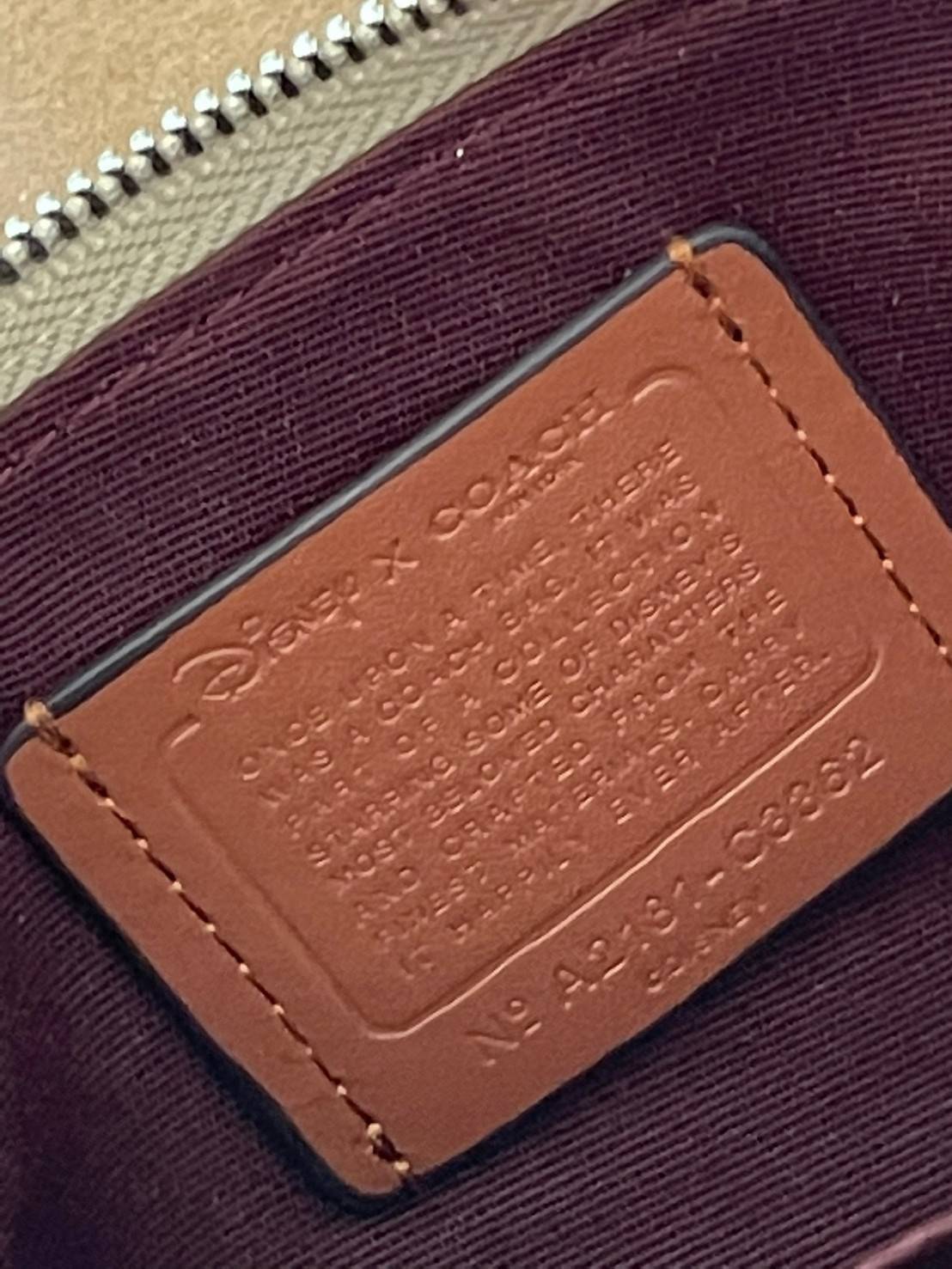 Coach & Disney Corner Zip Wristlet เปิดตัวคอลเลคชั่นเมื่อความดาร์กและโรแมนติกโคจรมาพบกัน เมื่อแบรนด์เครื่องหนังสัญชาติอเมริกัน Coach ร่วมมือกับ Disney สร้างสรรค์คอลเล็กชั่นพิเศษที่ได้รับแรงบันดาลใจมาจากเทพนิยายอเมริกันโกธิกของนิวยอร์ค ถ่ายทอดผ่านเหล่าตัวล