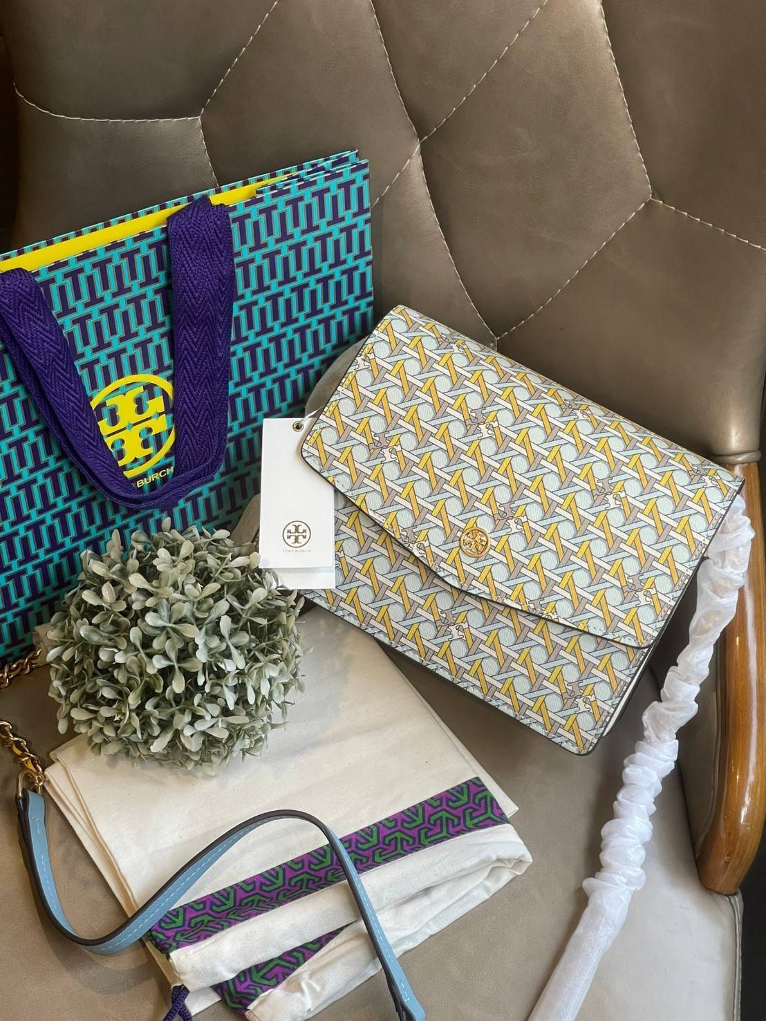 Tory Burch Robinson Printed Convertible Shoulder Bag กระเป๋าสุดคลาสสิค Collection นี้เหมาะกับสาว ๆ วัยรุ่นเป็นพิเศษ ด้วยโทนสีสดใสที่ทางแบรนด์ได้ดีไซน์ออกมาอย่างพิถีพิถัน สามารถตอบโจทย์สาว ๆ ที่มีคาแรคเตอร์หวาน สดใส และร่าเริงได้อย่างแท้จริงอีกทั้งลายโซ่ยั