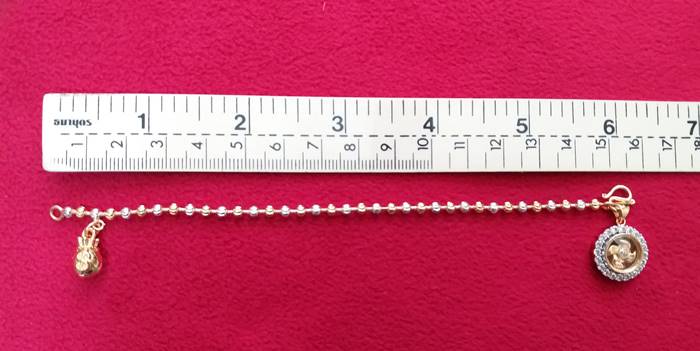 สร้อยข้อมือสองกษัตริย์เม็ดเล็กจี้กังหัน4ใบสีทองล้อมเพชรเสริมดวงค่ะ