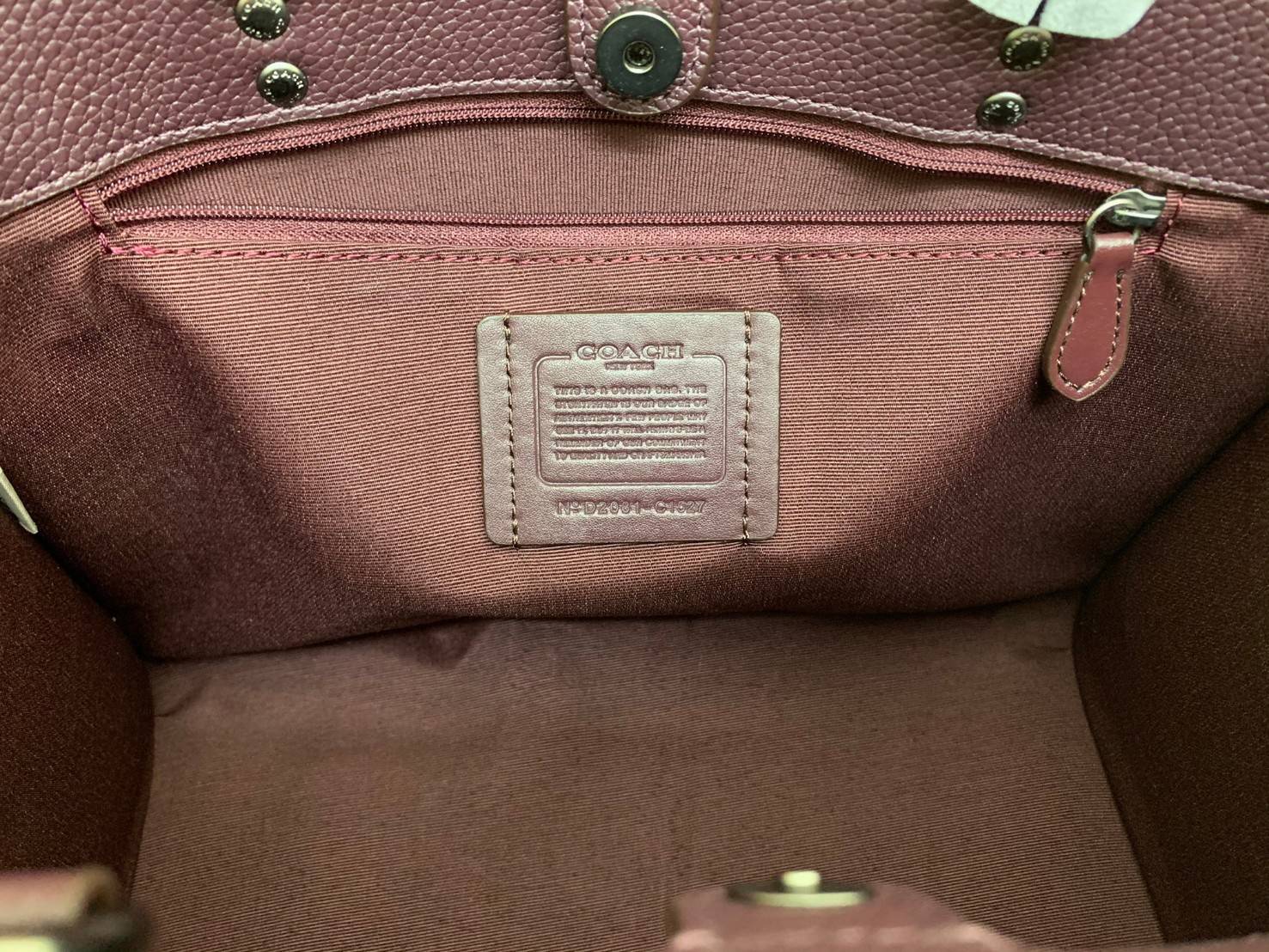 พร้อมส่ง 4ลาย 🌈ไม่มีในช๊อปไทยจร้าา😘 COACH DEMPSEY CARRYALL IN SIGNATURE JACQUARD WITH STRIPE AND COACH PATCH (C2826,C1527,C4113) พร้อมส่งความสวย! คุณภาพจัดเต็มค่ะ กระเป๋าทรงTote วัสดุ Jackquard+หนังแท้ ได้ลงตัวสวยงาม ด้านหน้ามีโลโก้แบรนด์ว