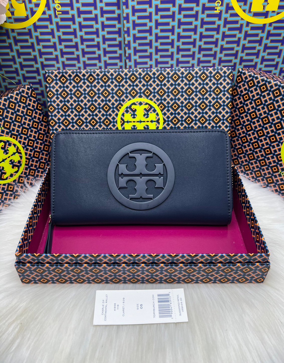 Tory Burch Charlie Zip Continental Wallet / Tory Wallet พร้อมส่ง กระเป๋าสตางค์ใบยาวสุดคลาสสิก ยังความเรียบหรูดูแพงด้วยโลโก้ด้านหน้า เป็นกระเป๋าสตางค์ทรงยาว ที่สามารถใส่บัตรได้หลายใบ