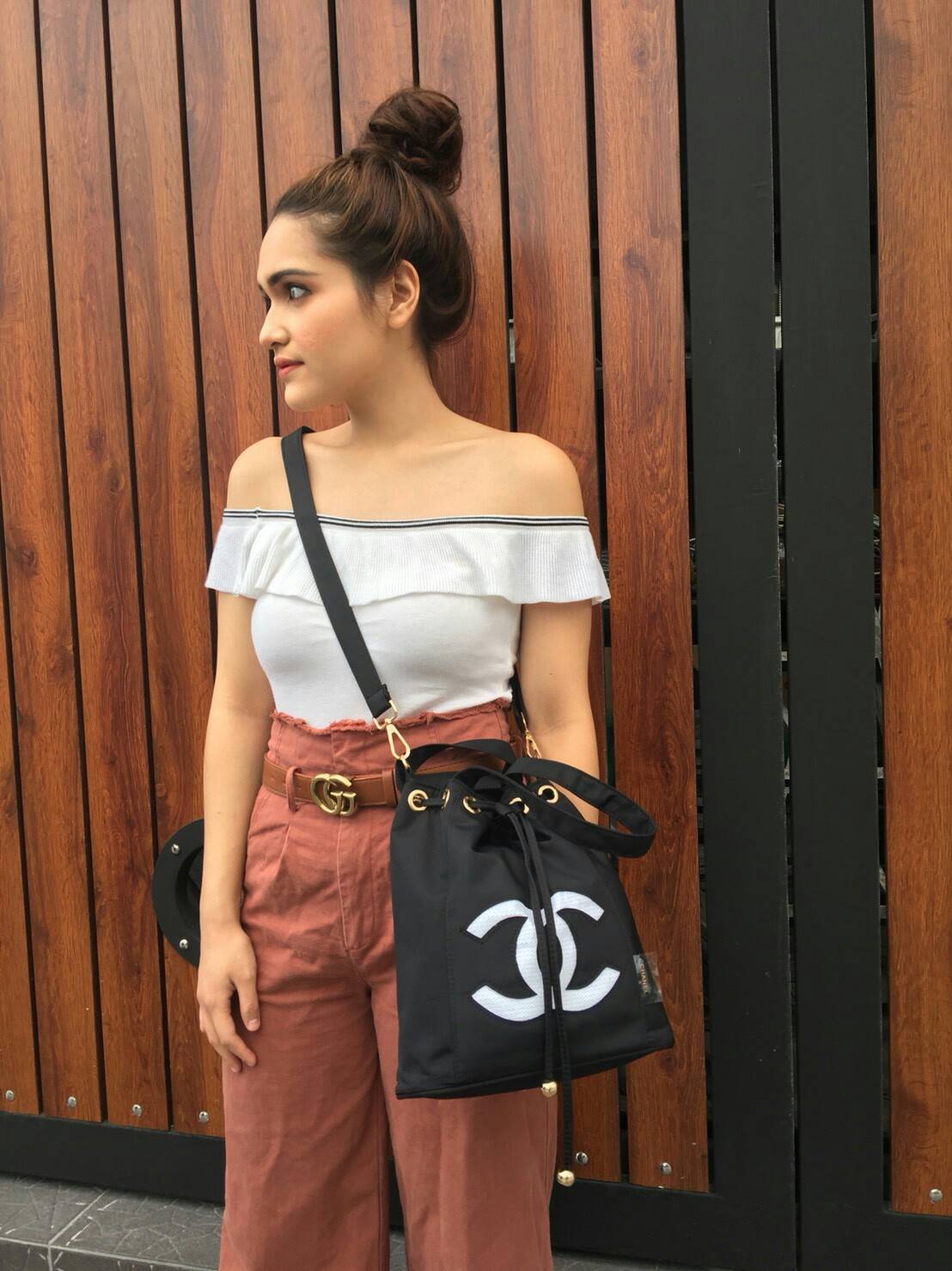 New Arrival !! กระเป๋าทรง nylon bucket style จับจีบน่ารัก ของแท้จากงาน vip gift เคาเตอร์แบรนด์ chanel ตัวกระเป๋าทรงจากไนล่อน กันน้ำทั้งใบ อะไหล่ทองปั้มแบรนด์ ด้านหน้าปักเลื่อม CC สุดหรู ด้านในจุของได้เยอะ บุผ้าปั้มแบรนด์พร้อมช่องซิปอีกหนึ่งช่อง ใส่ ipad m