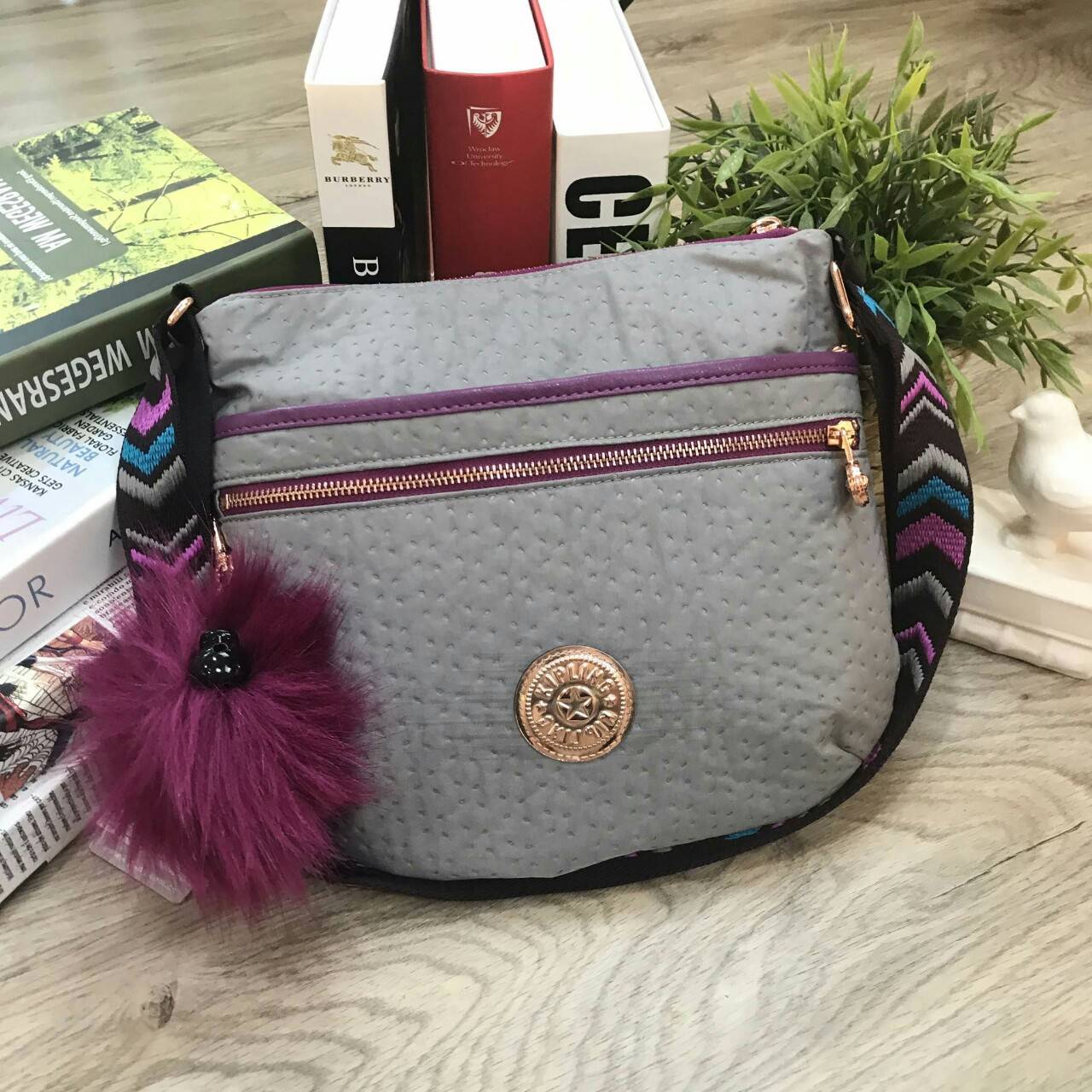 KIPLING ART O SHOULDER BAG กระเป๋าสะพายวัสดุ Nylon+Polyester 100% เปิดปิดด้วยซิปสะดวกใช้หัวซิปเเบรนด์ ภายในมีช่องซิป ช่องใส่มือถือ และสายคล้องพวงกุญแจ ด้านหน้ามี 2 ช่องซิป ด้านหลังมี 1 ช่องซิป สายสะพายยาวเลื่อนปรับได้จะสะพายข้างหรือ Crossbody ฿ก็ดูดี มาพร