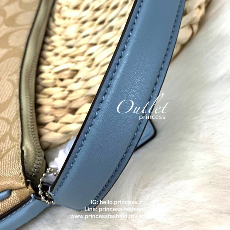 COACH SIGNATURE ZIP SHOULDER BAG กระเป๋าถือหรือสะพายไหล่ ทรงสวย ลาย signature วัสดุหนัง PVC. เนื้อนิ่ม ตัดของหนังสีฟ้า เปิดปิดด้วยซิป ภายในกว้าง ใส่ iPad, A4 และของใช้ได้เยอะ มีช่องเล็ก และช่องซิปค่ะ Must have!